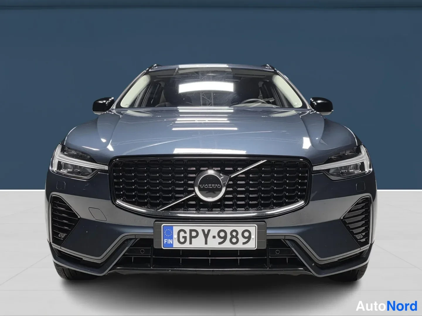 Sininen Volvo XC60 2025, edestä, kuva 3