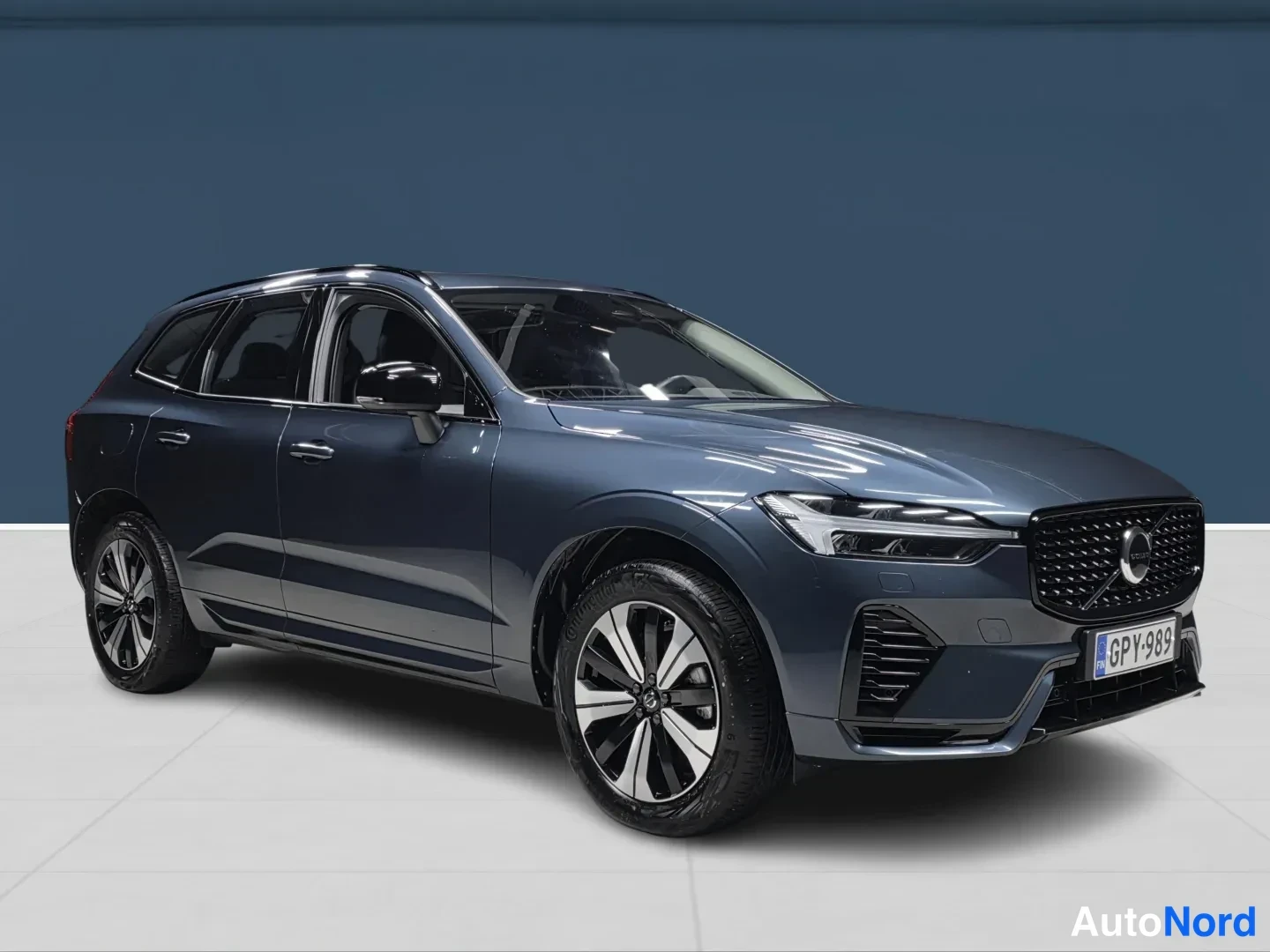 Sininen Volvo XC60 2025, etuviisto, keula oikealle, kuva 2