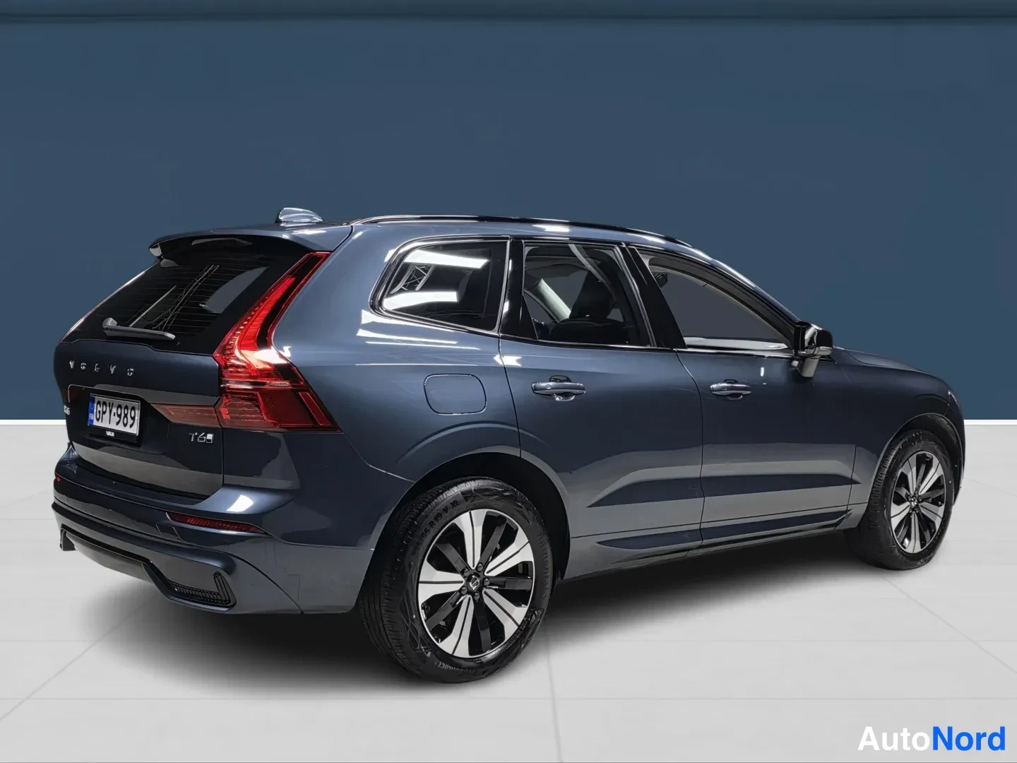 Sininen Volvo XC60 2025, takaviisto, kuva 4
