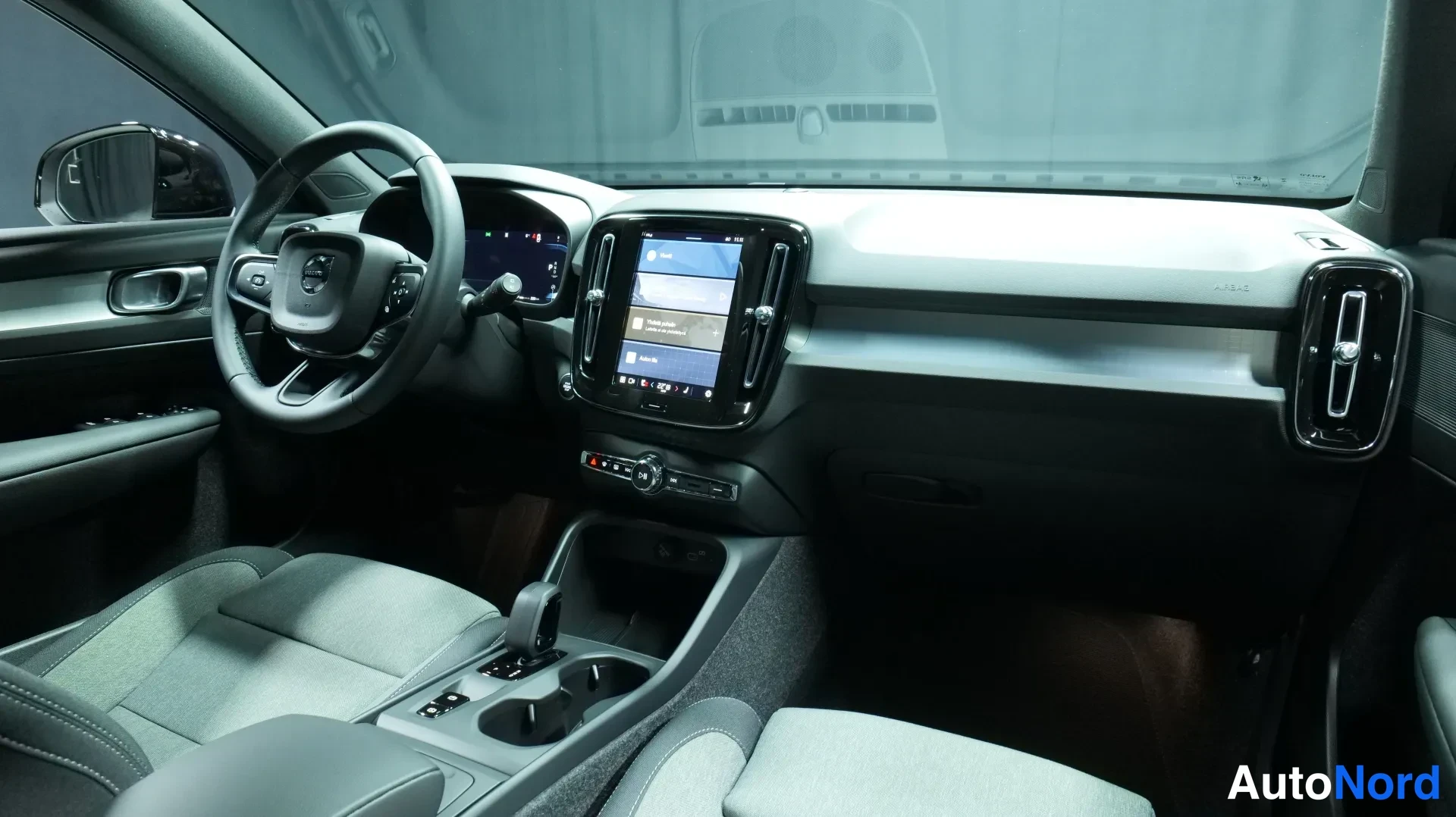 Black Volvo XC40 2025, photo 8
