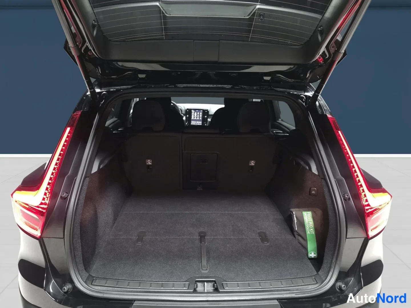 Black Volvo XC40 2025, rear, photo 7
