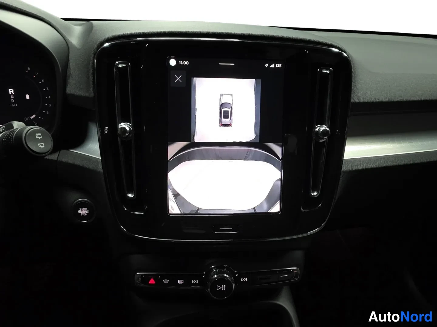 Black Volvo XC40 2025, photo 13