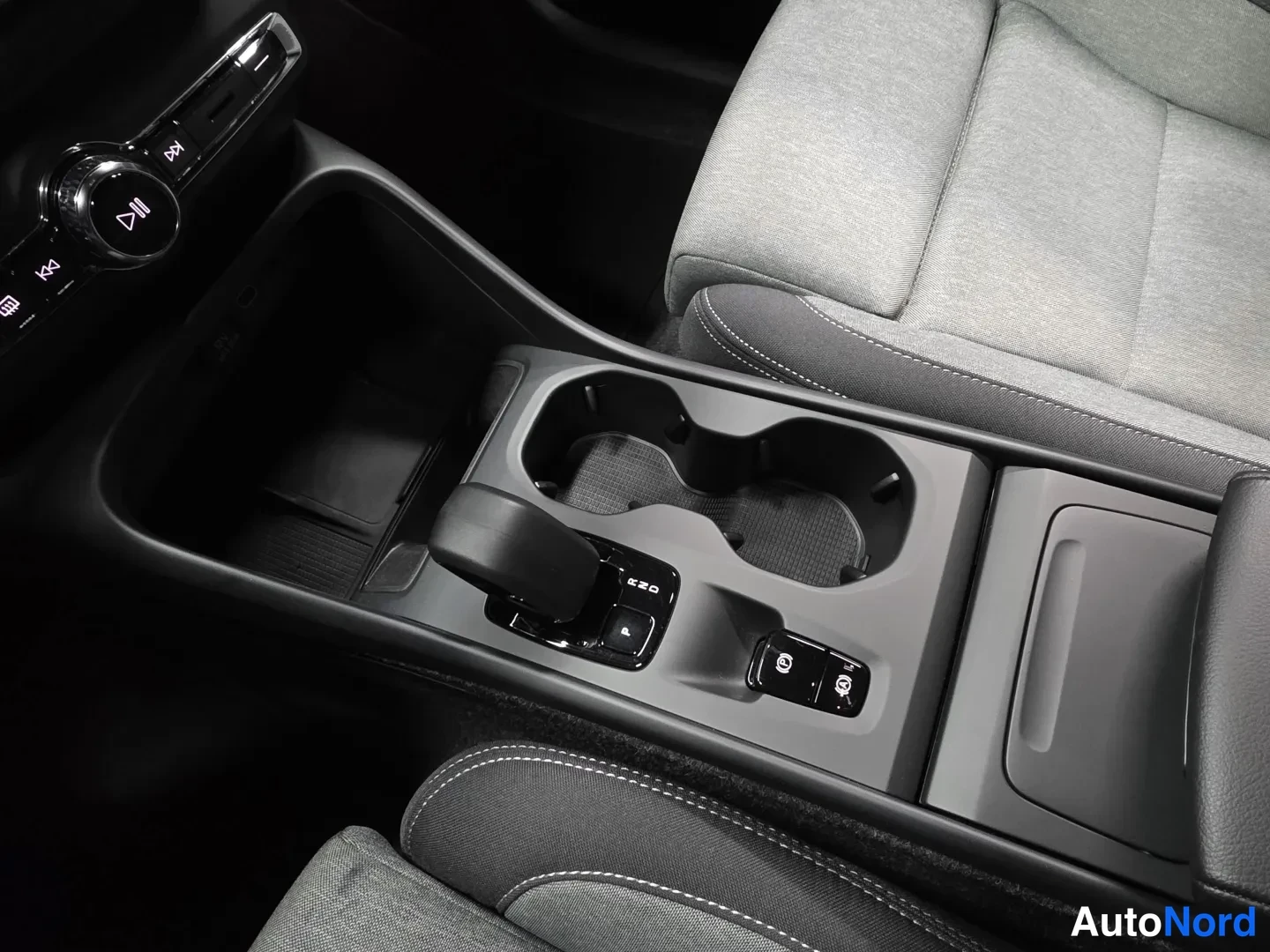 Black Volvo XC40 2025, photo 15