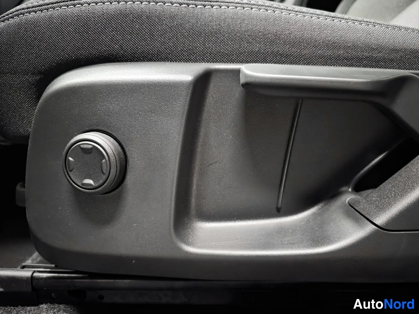 Black Volvo XC40 2025, photo 16