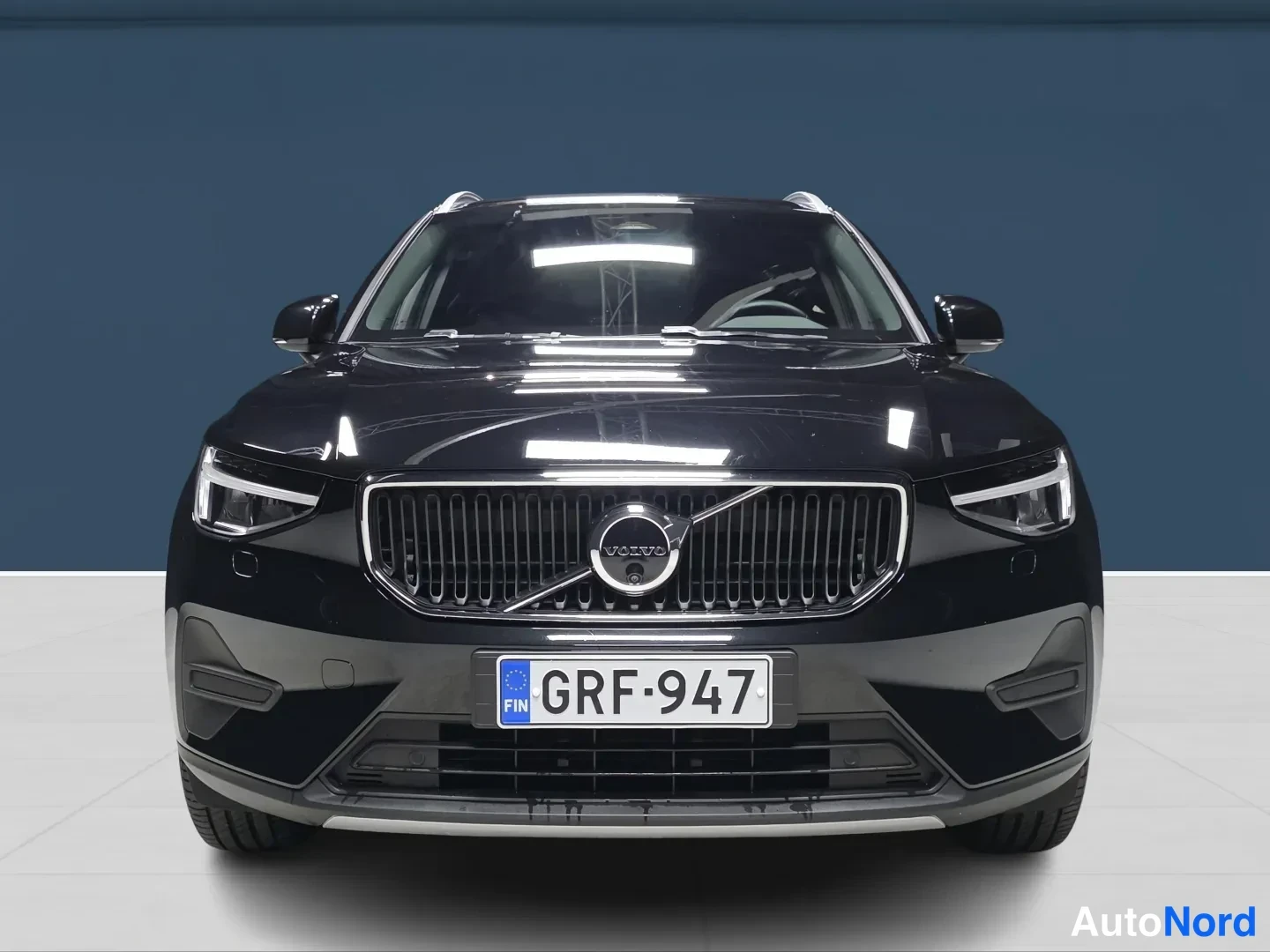 Black Volvo XC40 2025, front, photo 3