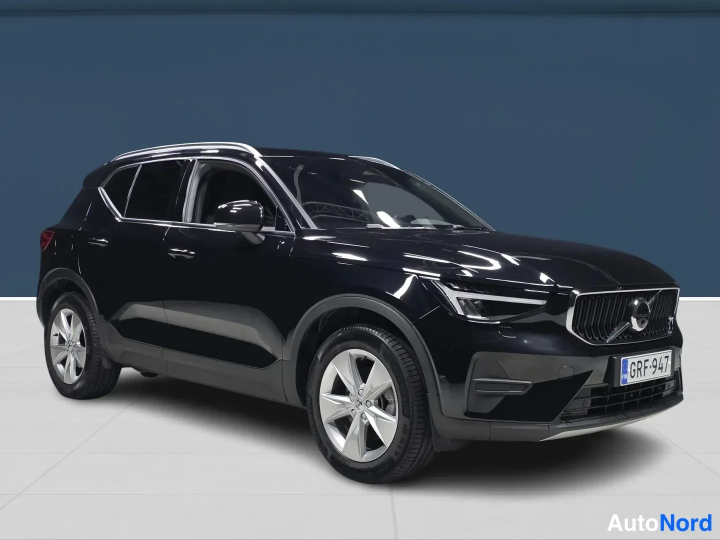 Black Volvo XC40 2025, front three-quarter, nose to the right, photo 2