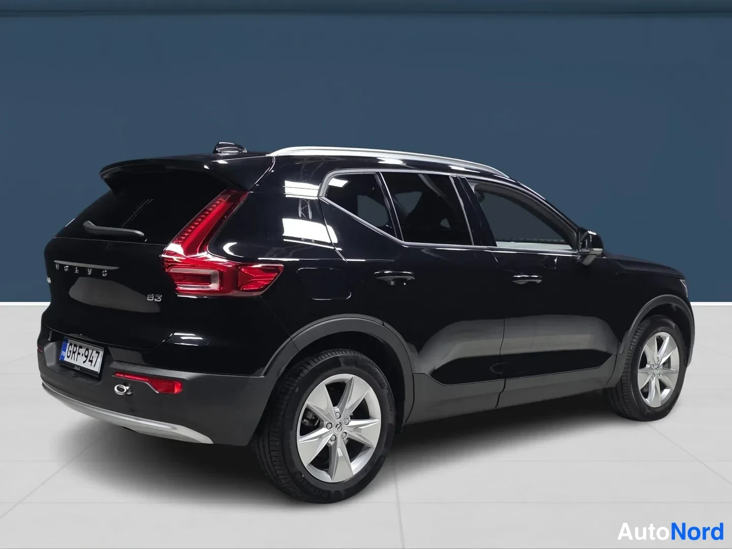 Black Volvo XC40 2025, rear three-quarter, photo 4