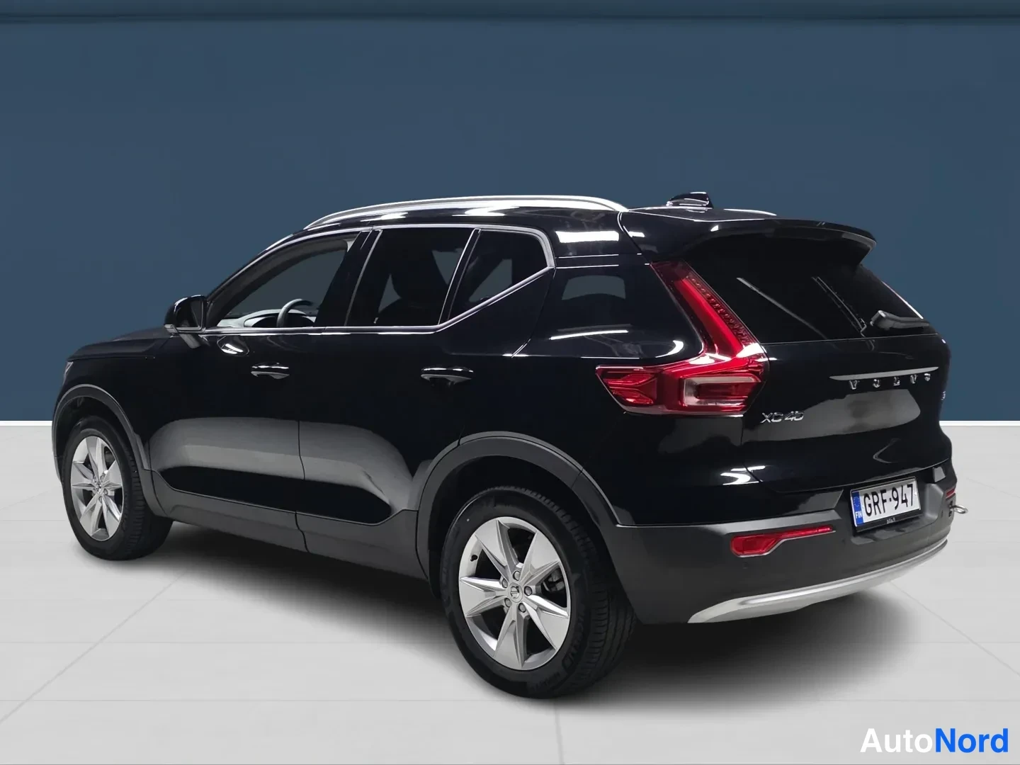 Black Volvo XC40 2025, rear three-quarter, photo 5