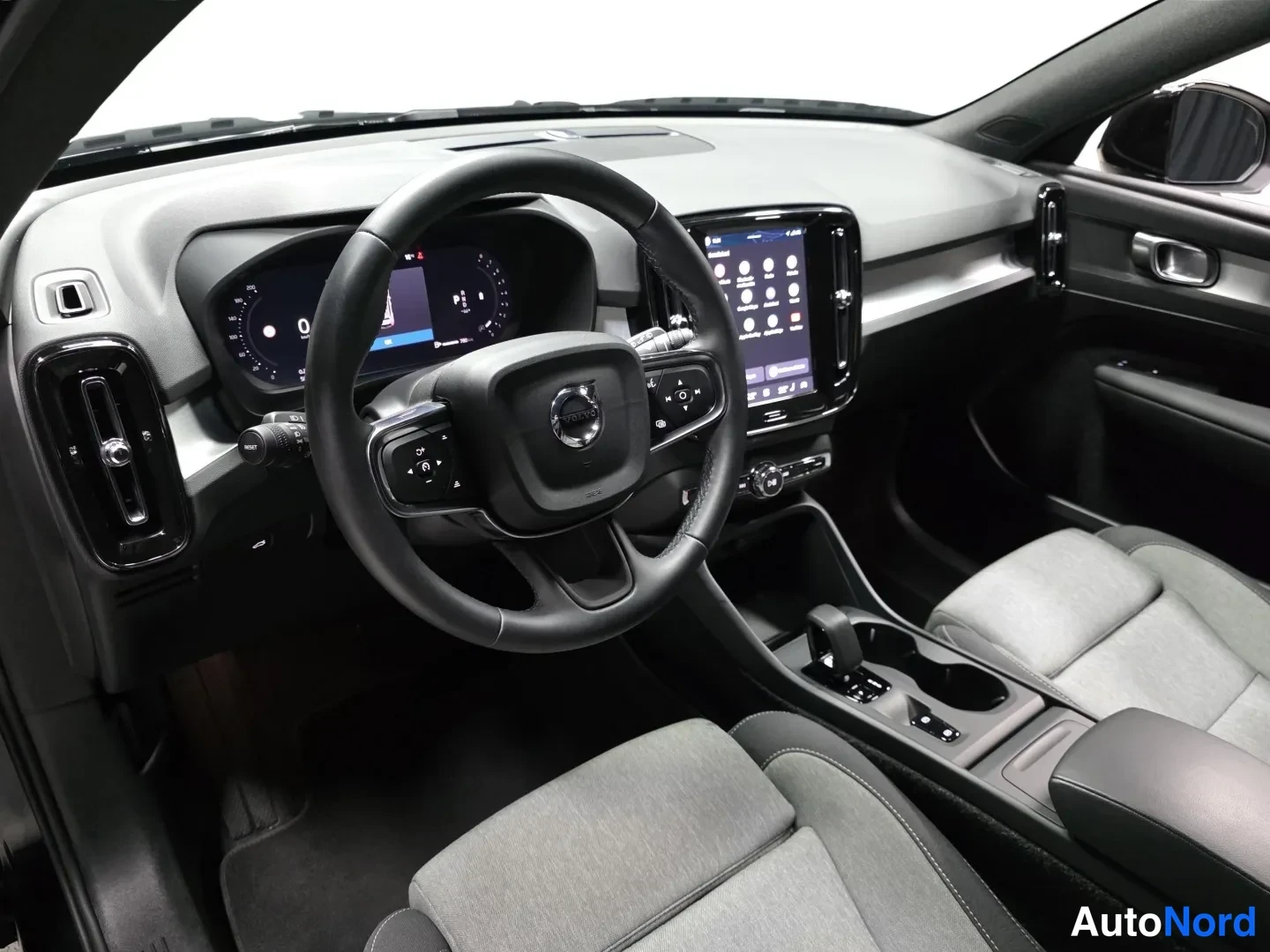 Black Volvo XC40 2025, photo 10