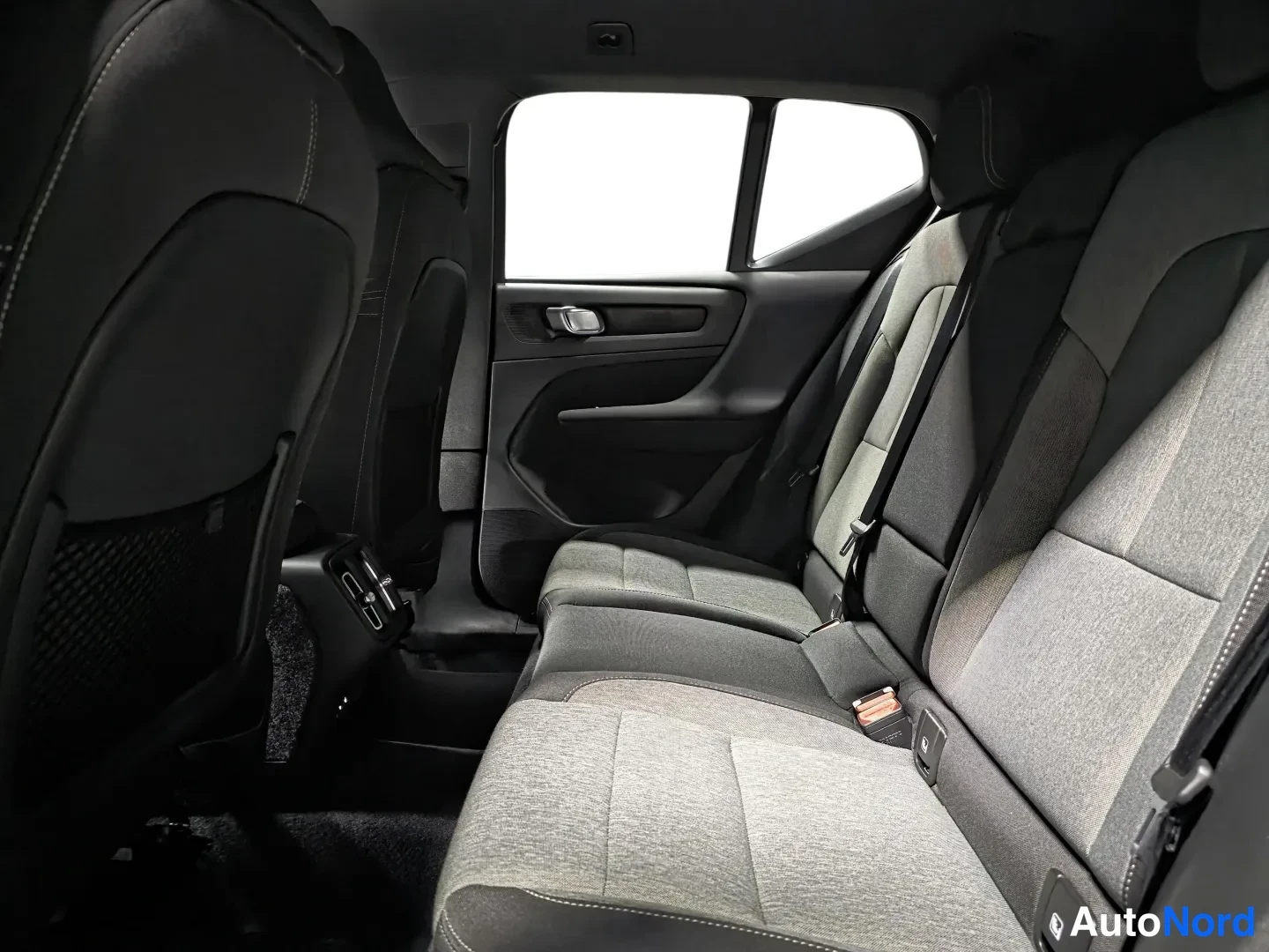 Black Volvo XC40 2025, photo 11