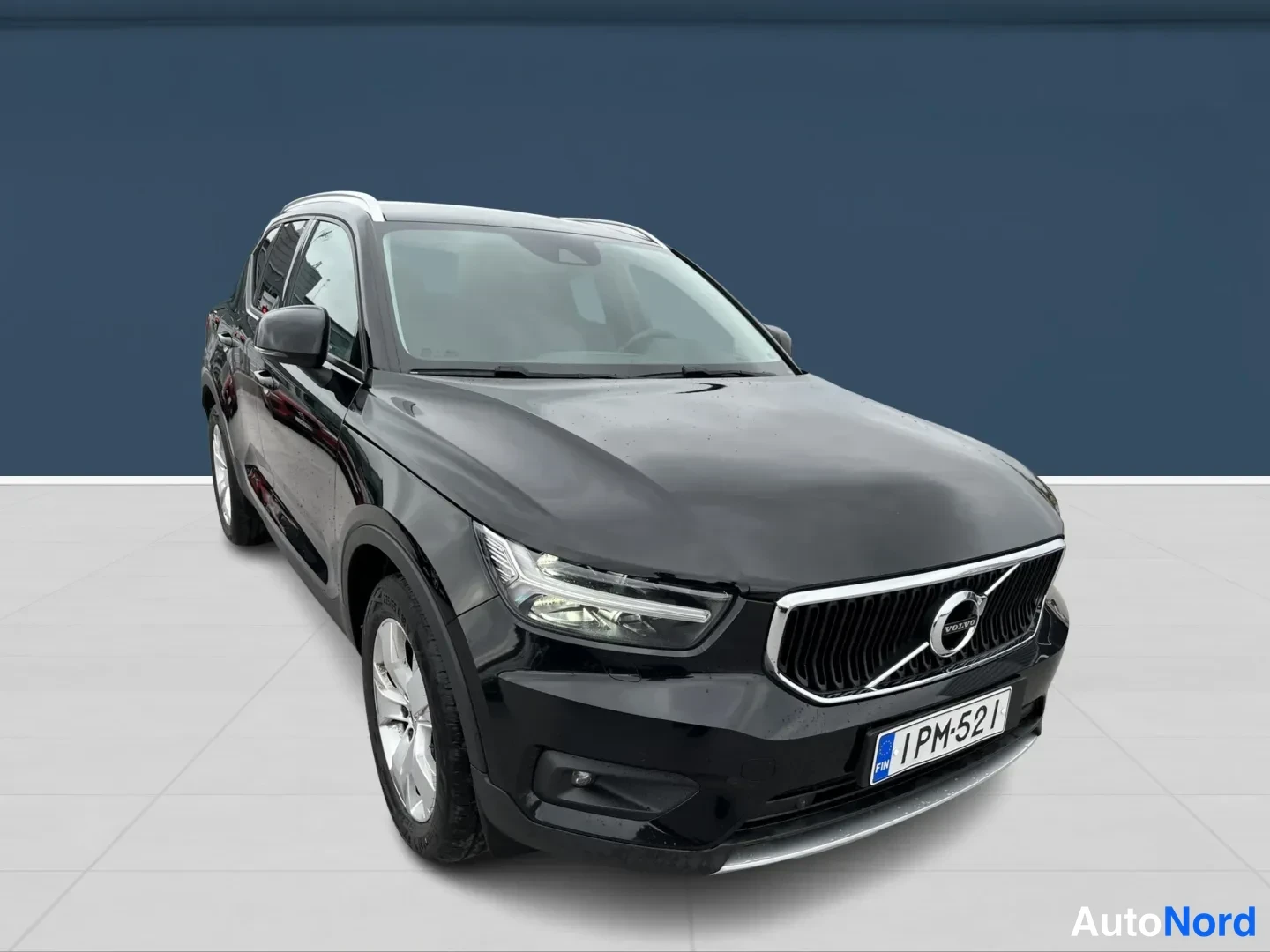 Black Volvo XC40 2020, front three-quarter, nose to the right, photo 3