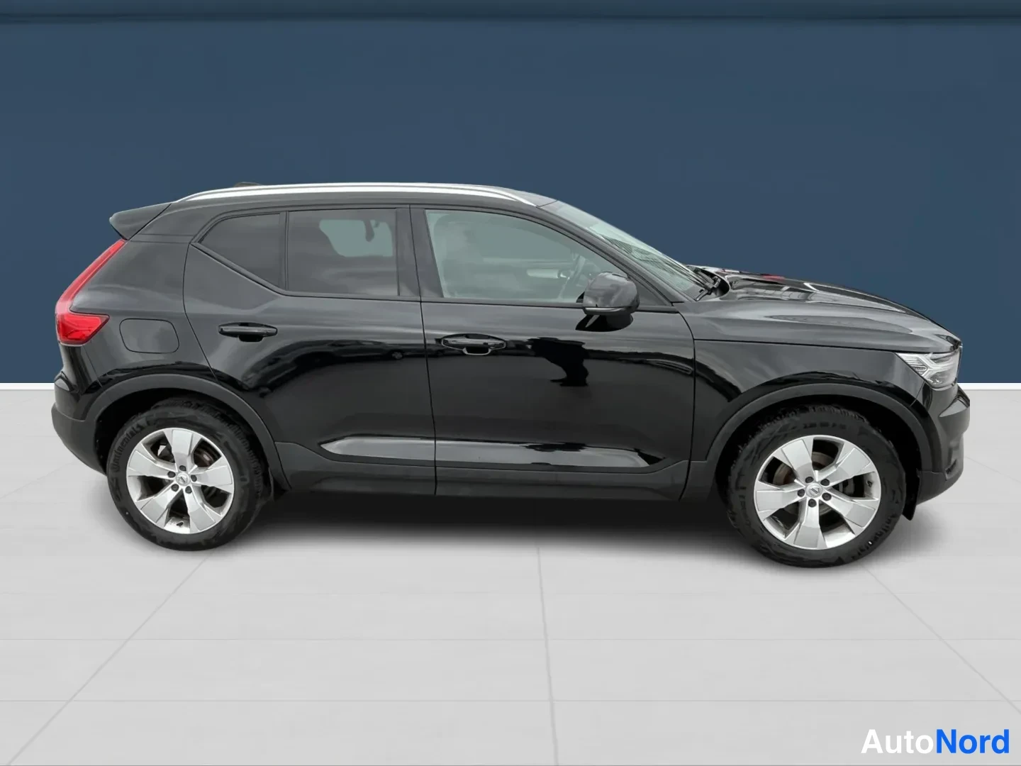 Black Volvo XC40 2020, front three-quarter, nose to the right, photo 2