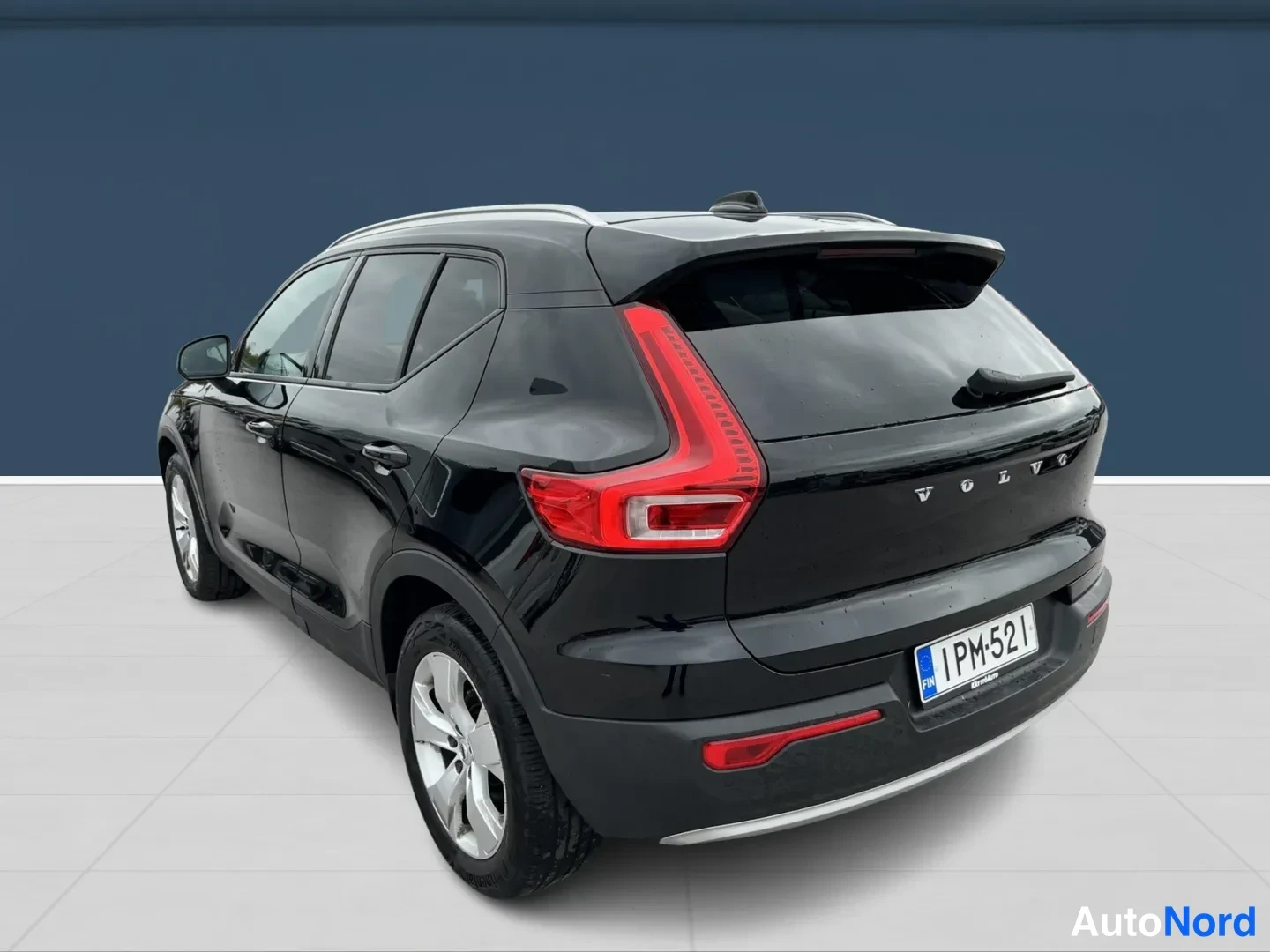 Black Volvo XC40 2020, rear three-quarter, photo 7