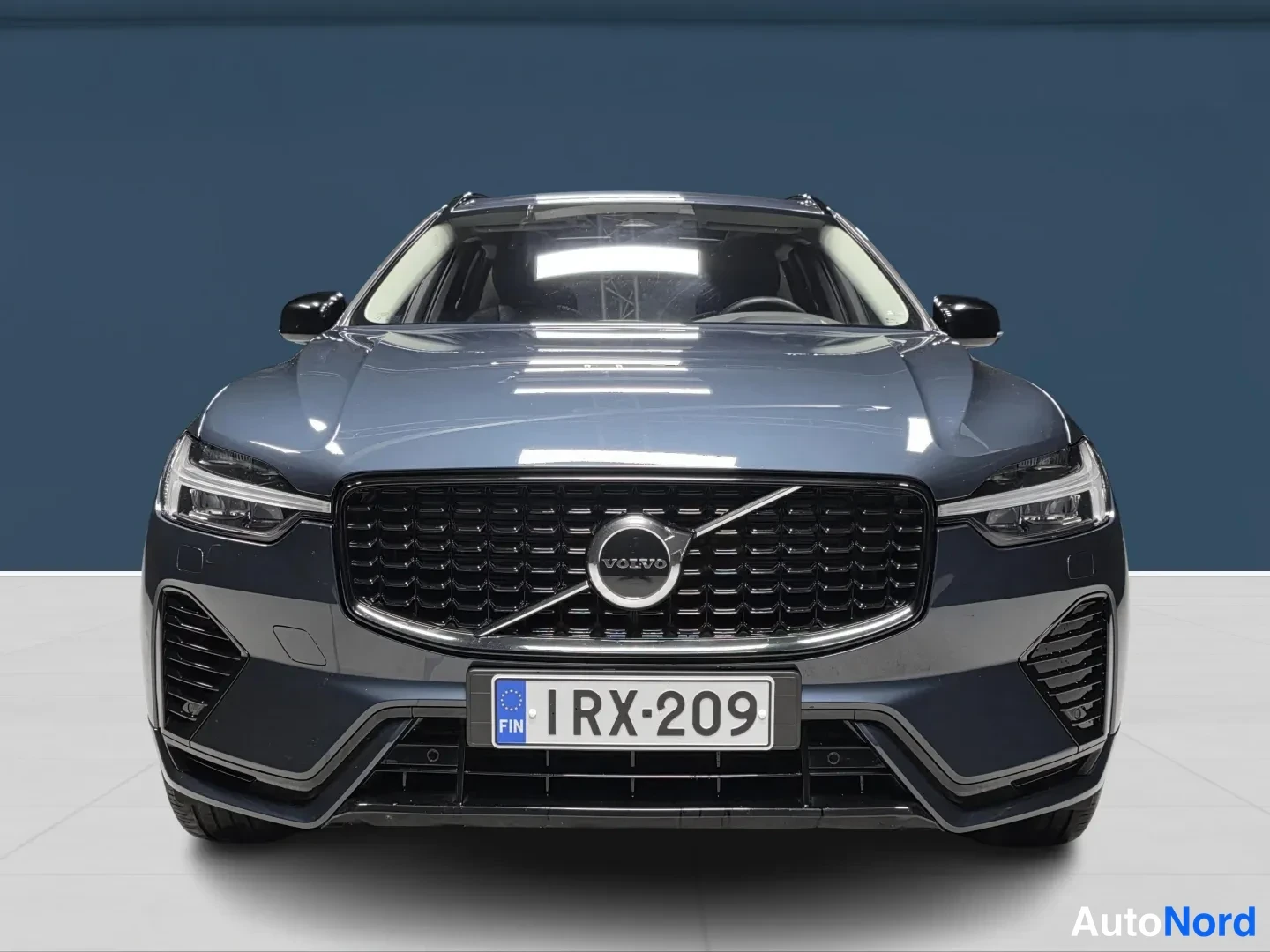 Sininen Volvo XC60 2025, edestä, kuva 3