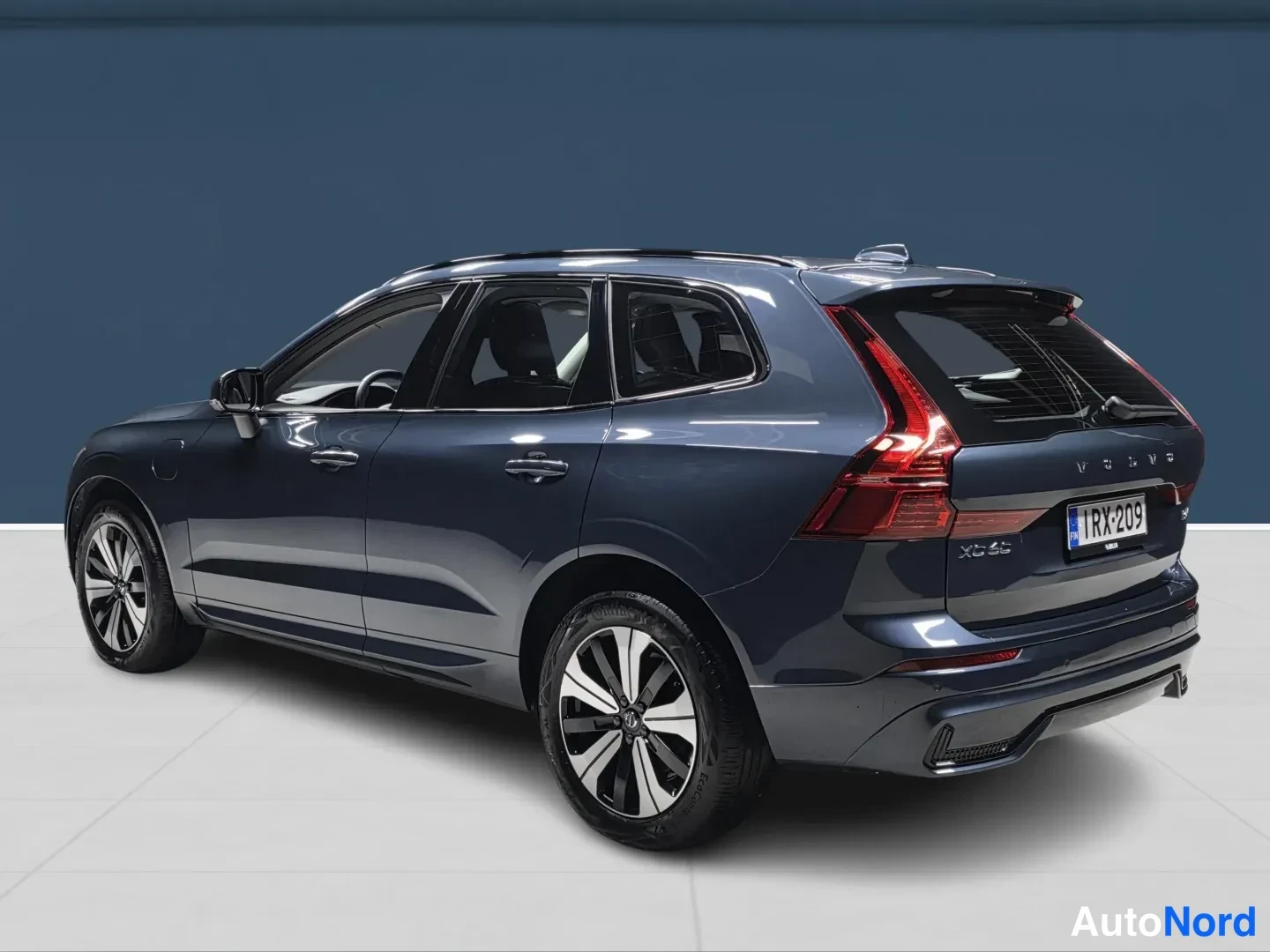 Sininen Volvo XC60 2025, takaviisto, kuva 5