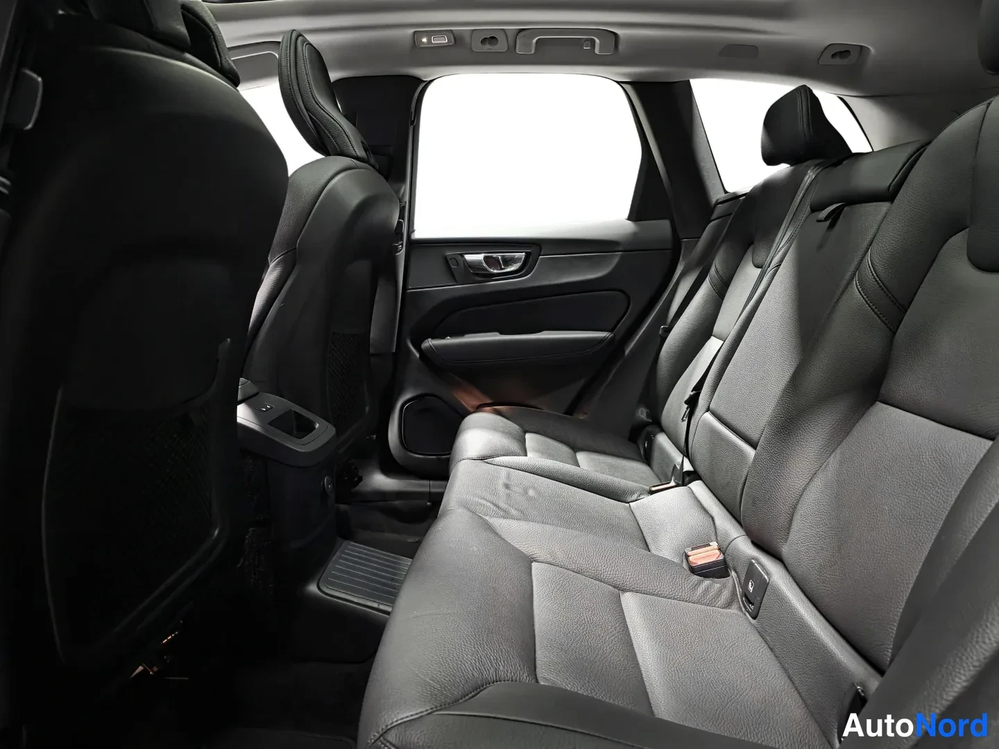 Sininen Volvo XC60 2025, kuva 10
