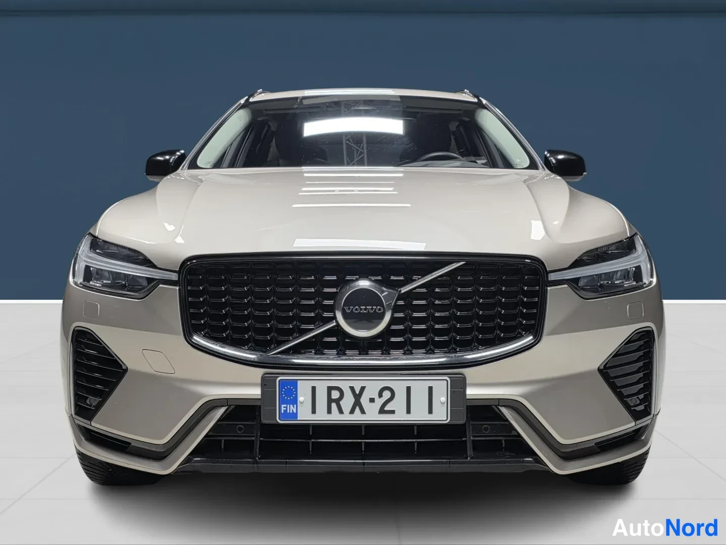Beige Volvo XC60 2025, edestä, kuva 3