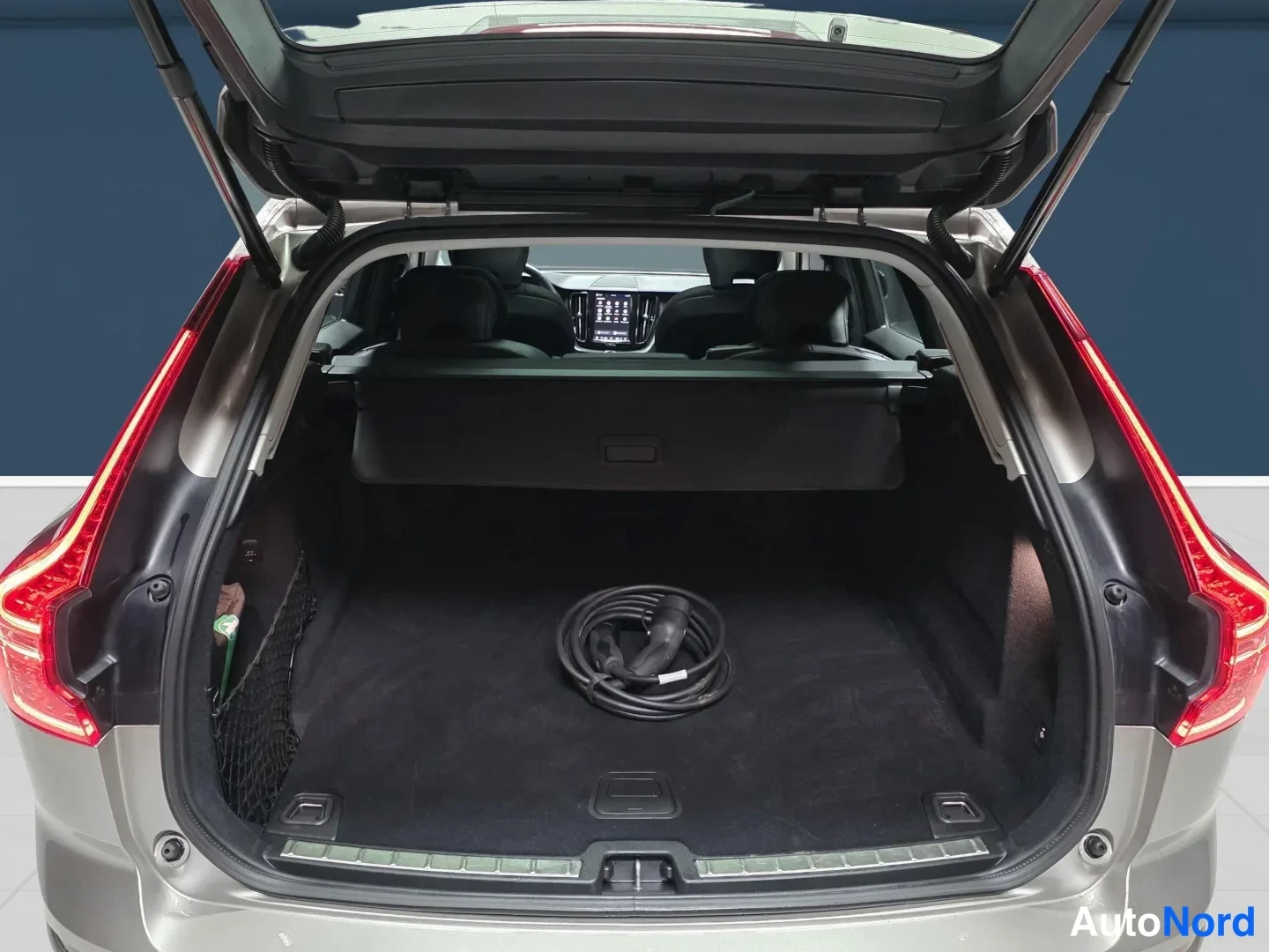 Beige Volvo XC60 2025, kuva 11