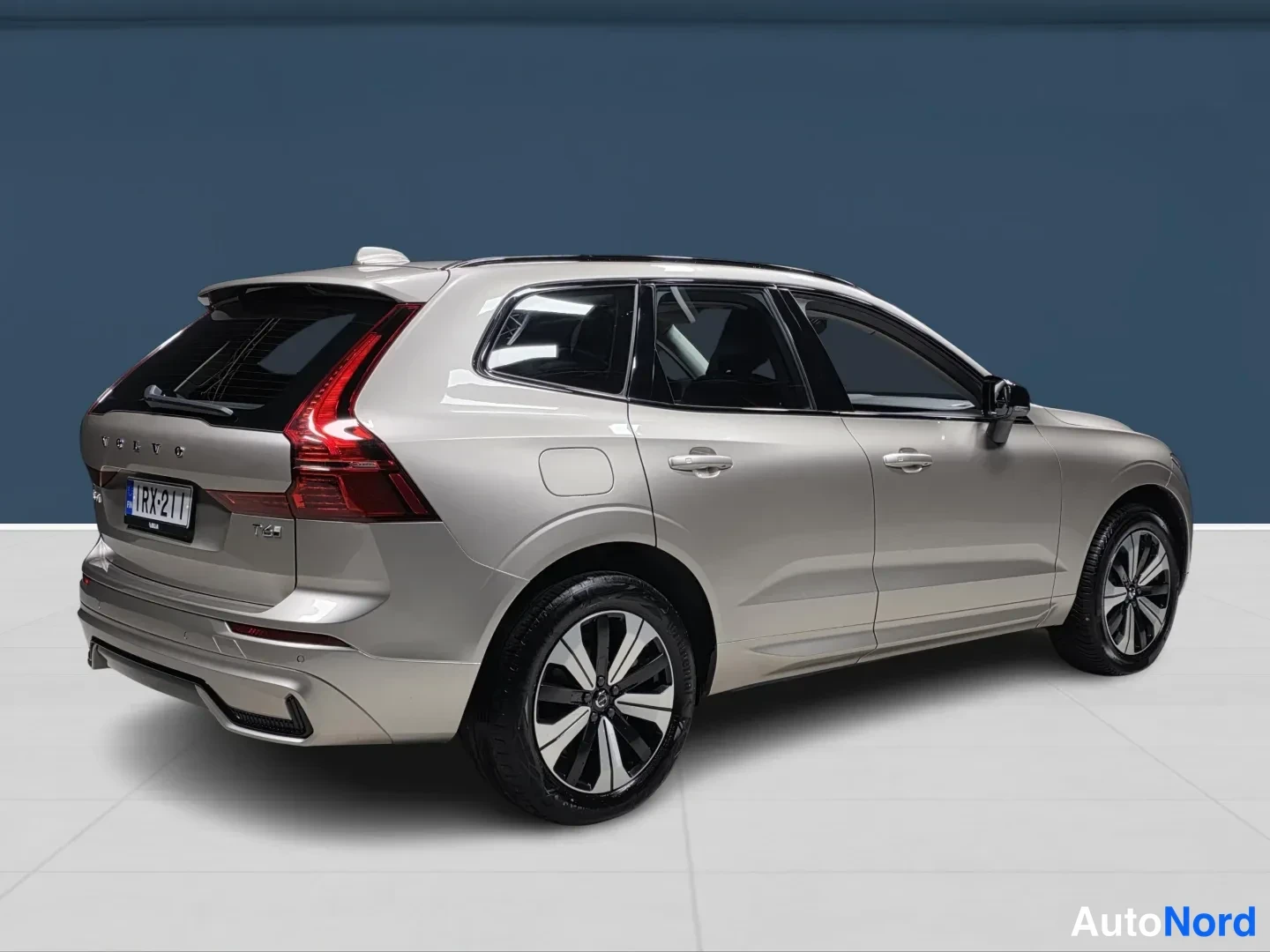 Beige Volvo XC60 2025, takaviisto, kuva 4