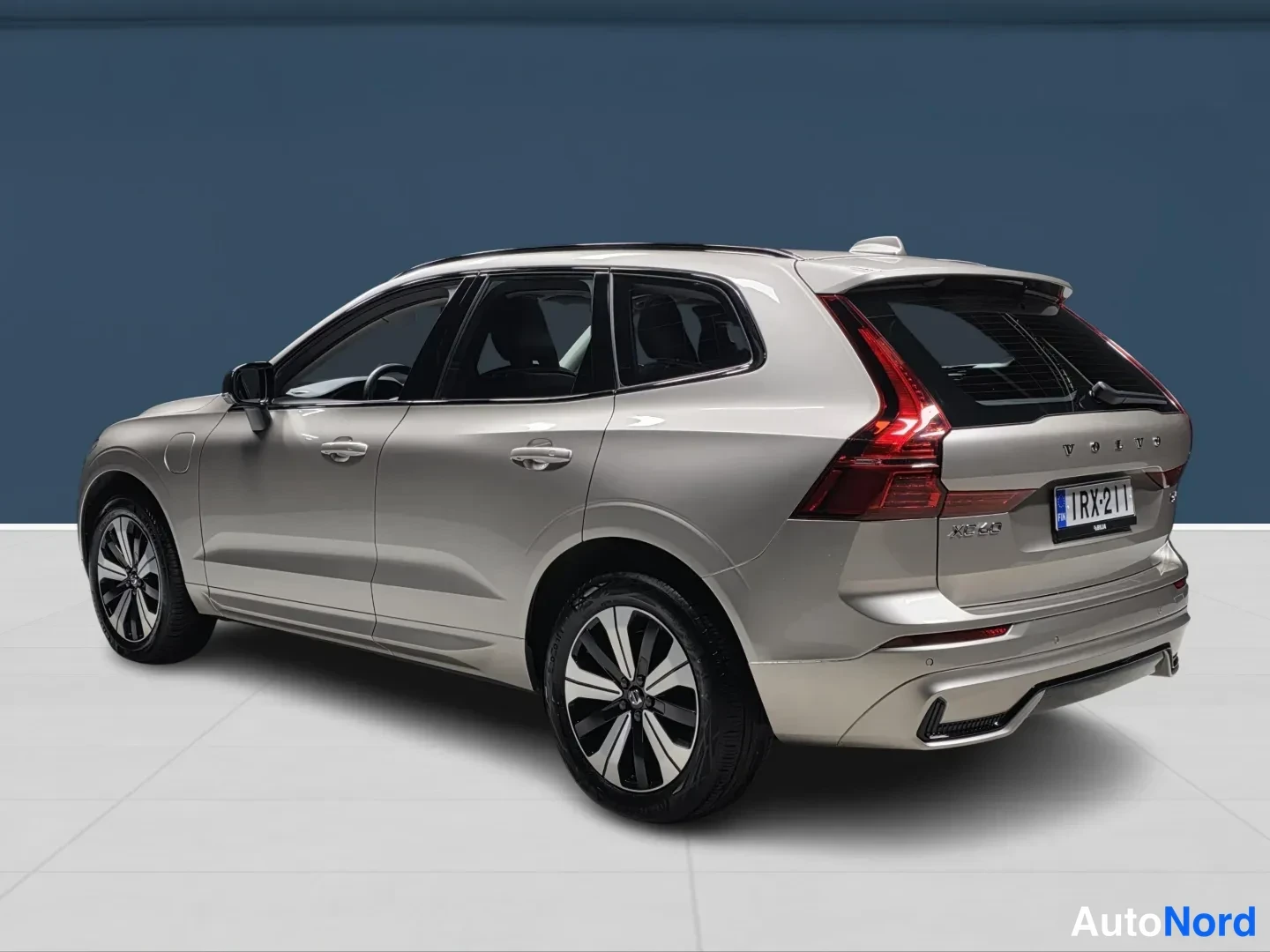 Beige Volvo XC60 2025, takaviisto, kuva 5