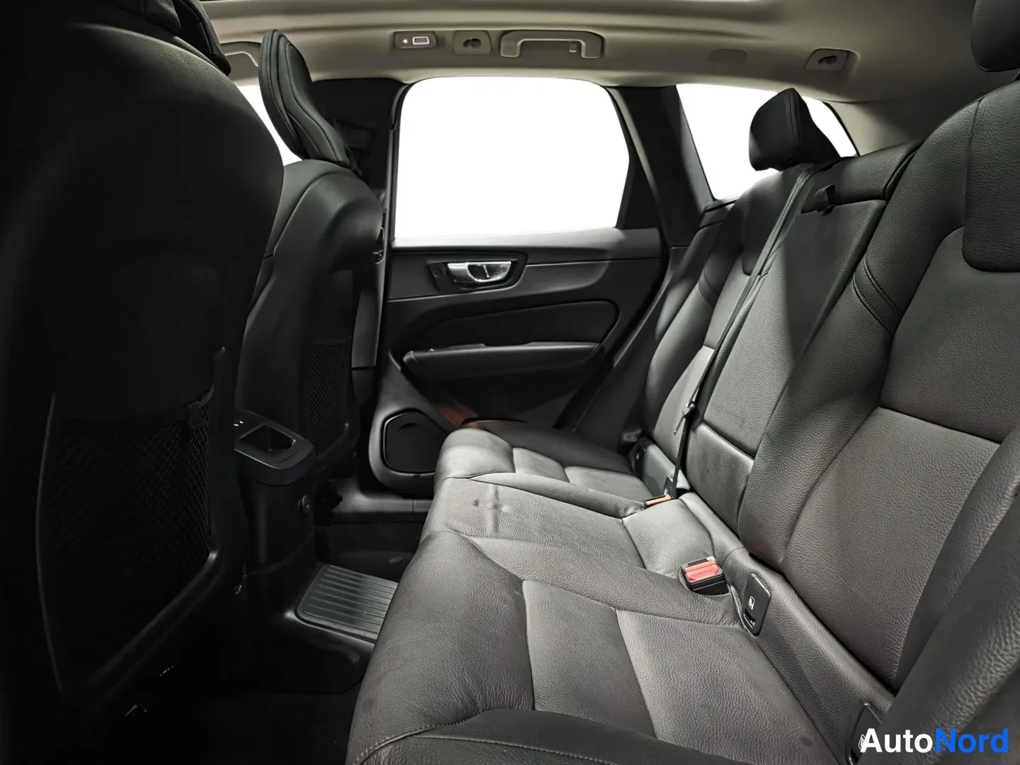 Beige Volvo XC60 2025, kuva 9