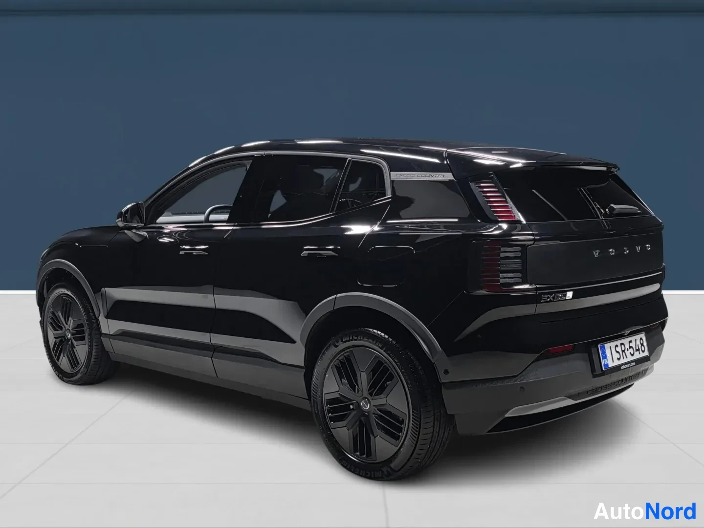 Musta Volvo EX30 Cross Country 2026, etuviisto, keula vasemmalle, kuva 2