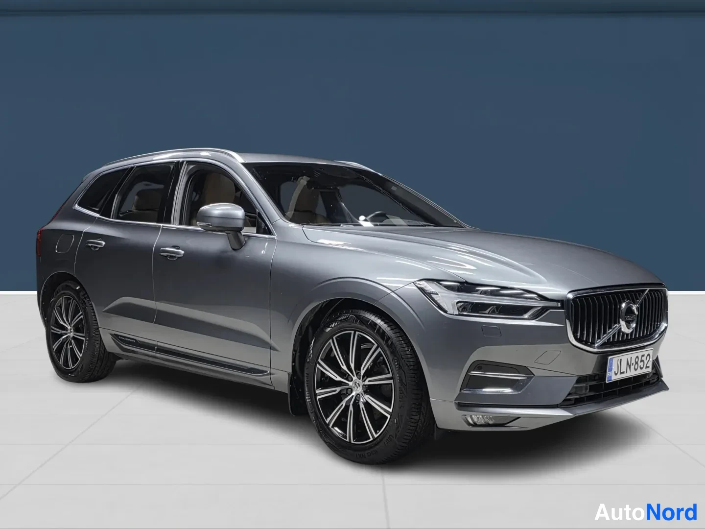 Grey Volvo XC60 2020, front three-quarter, nose to the right, photo 2