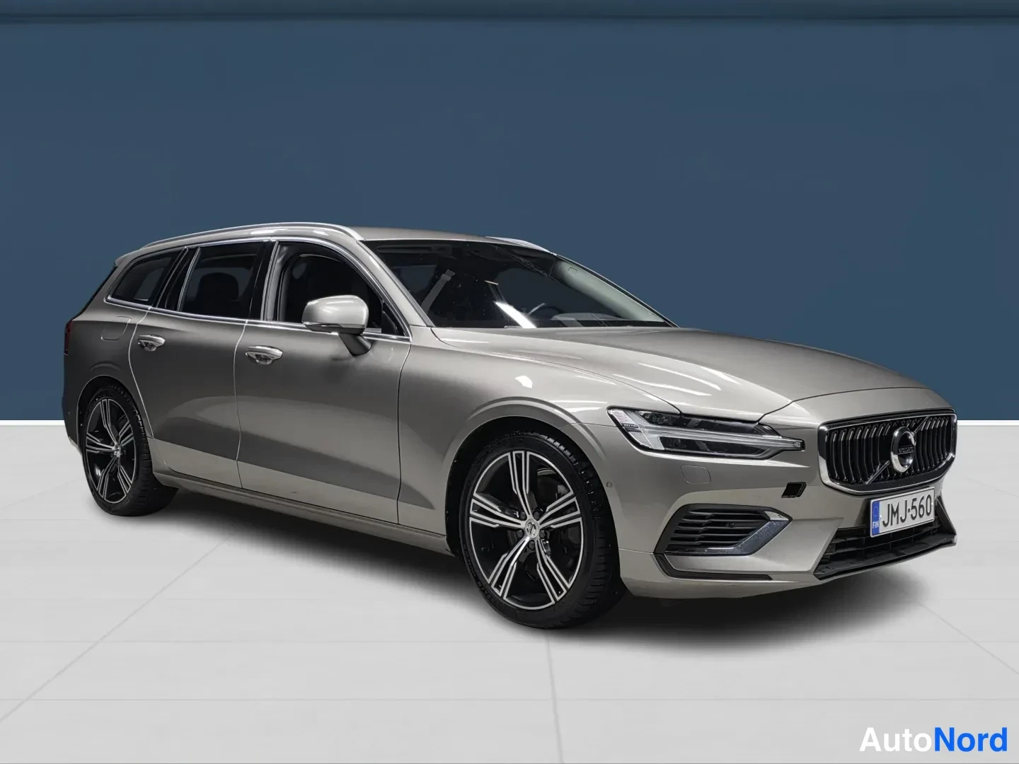 Grey Volvo V60 2022, front three-quarter, nose to the right, photo 2