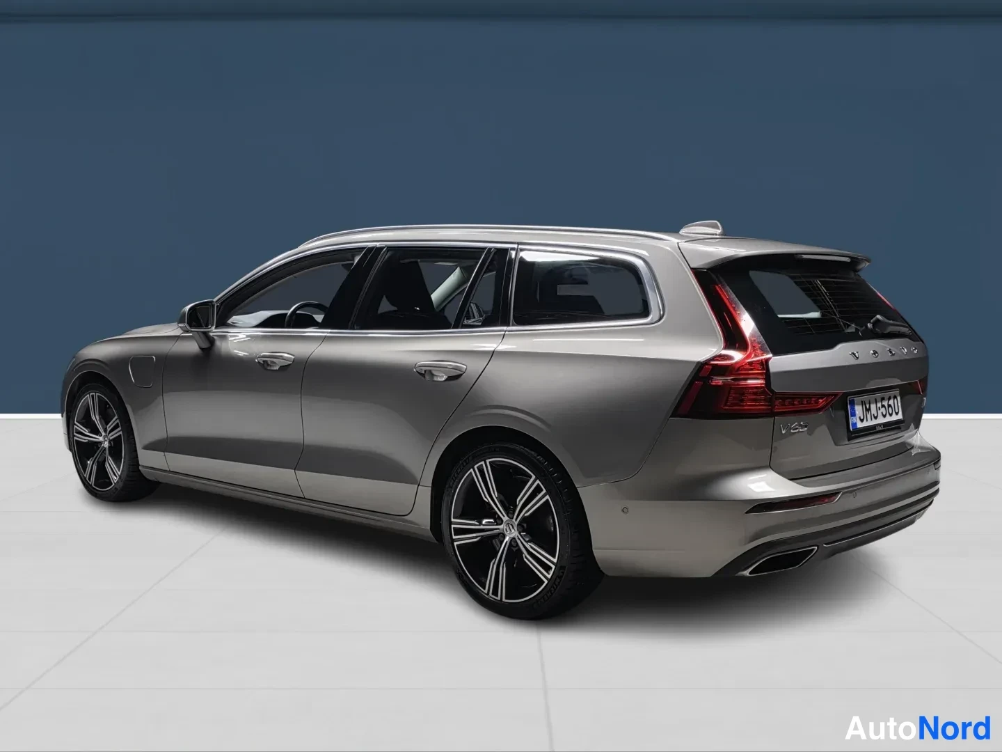 Grey Volvo V60 2022, rear three-quarter, photo 4
