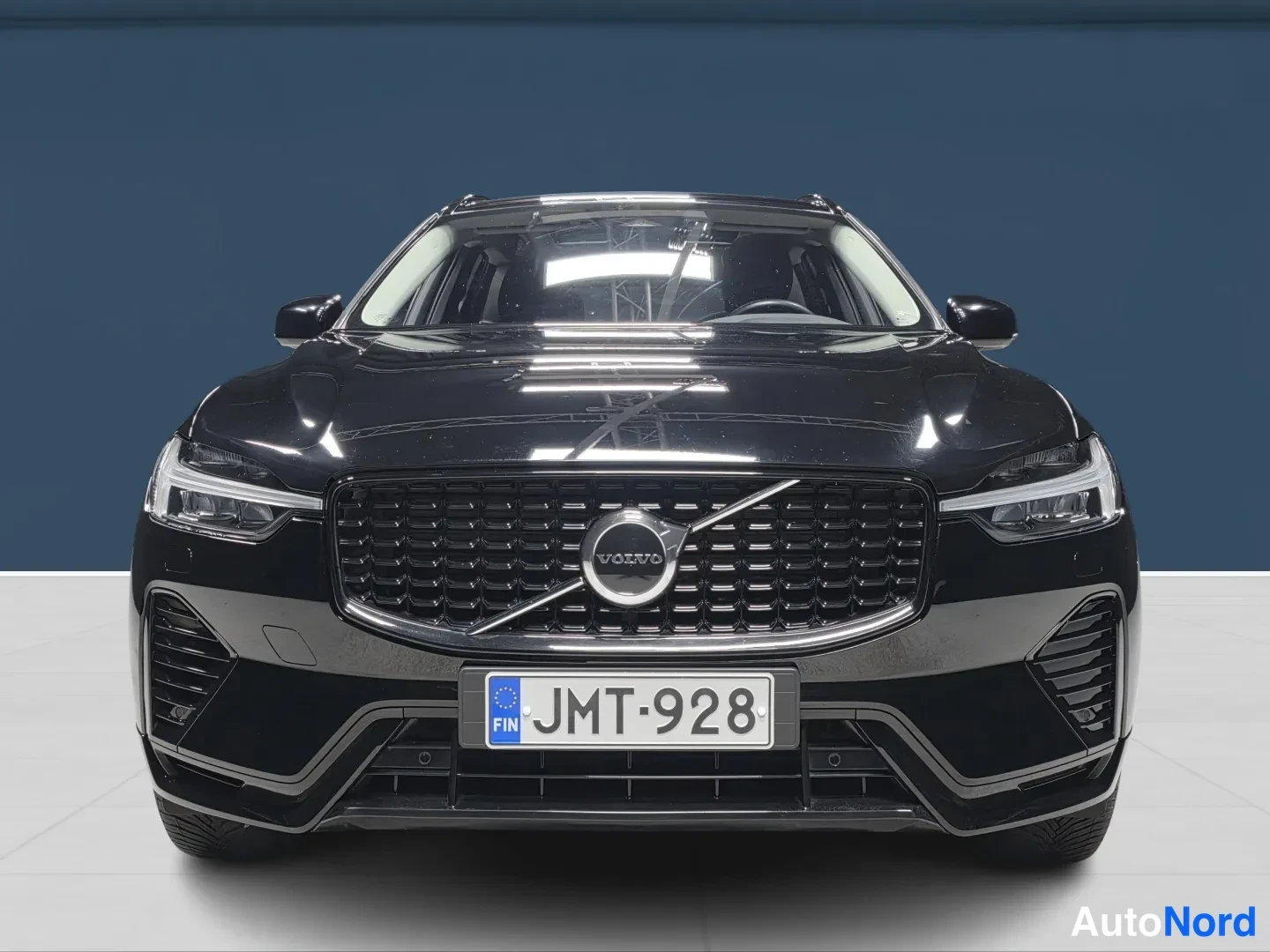 Musta Volvo XC60 2023, edestä, kuva 4