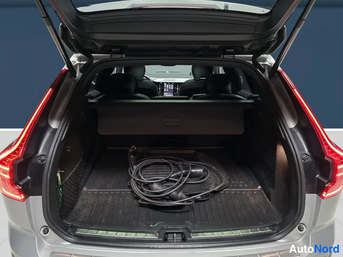 Hopea Volvo XC60 2024, takaa, kuva 7