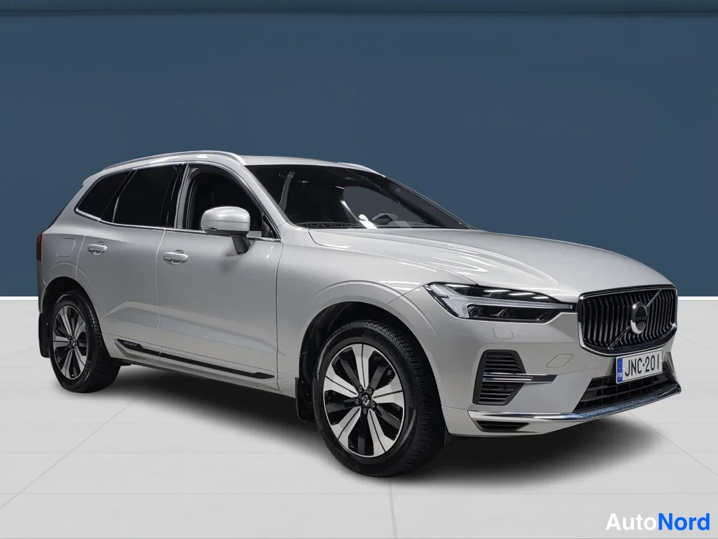 Hopea Volvo XC60 2024, etuviisto, keula oikealle, kuva 2