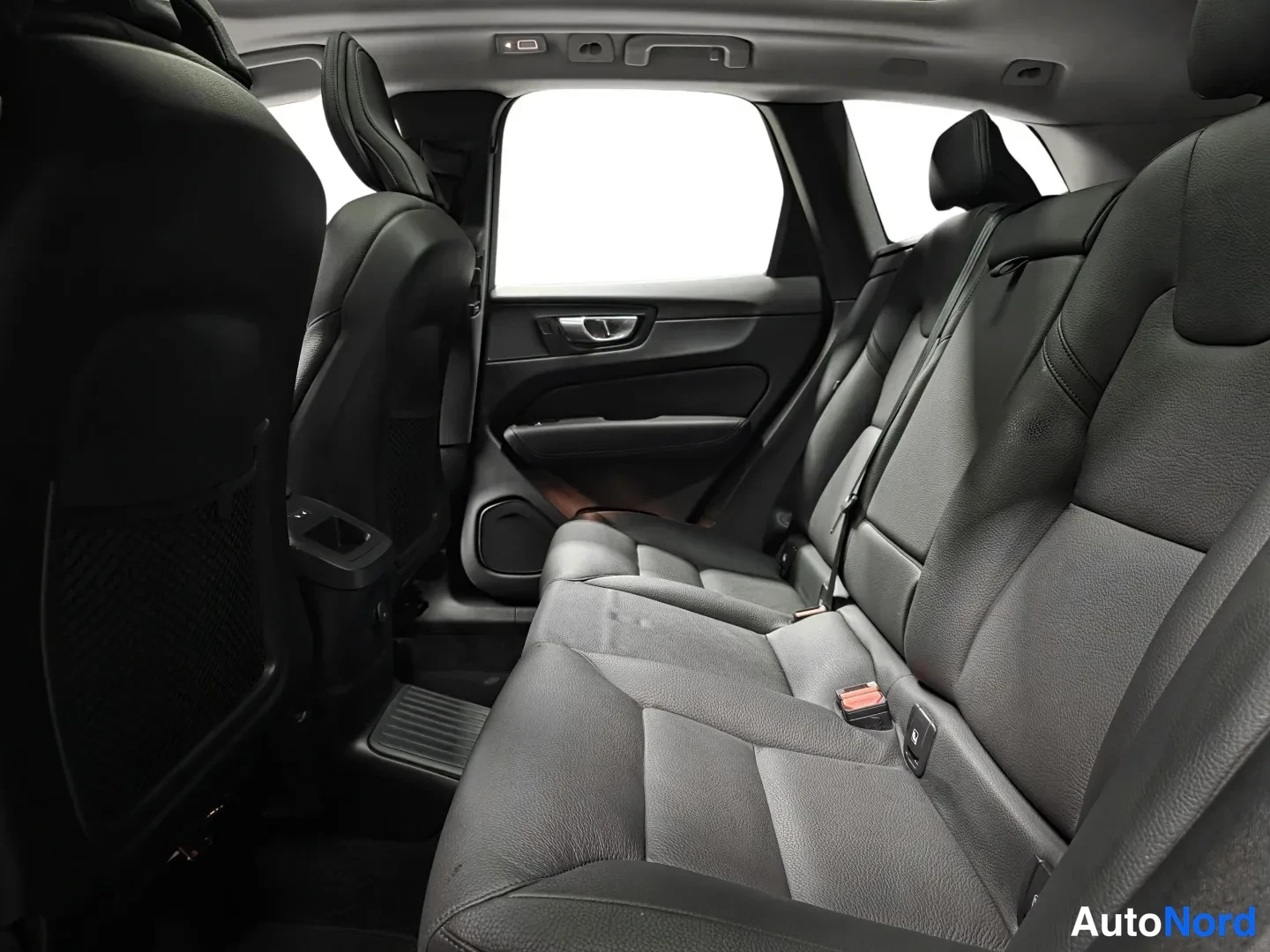 Beige Volvo XC60 2025, takaistuimet, kuva 8