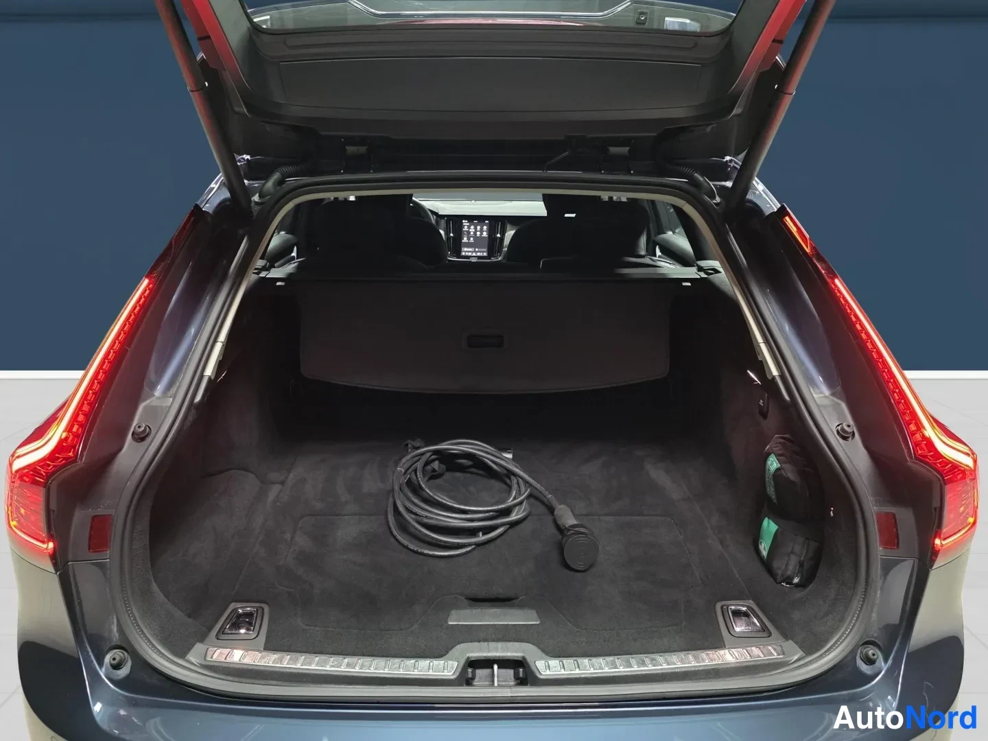 Blå Volvo V90 2025, bild 6