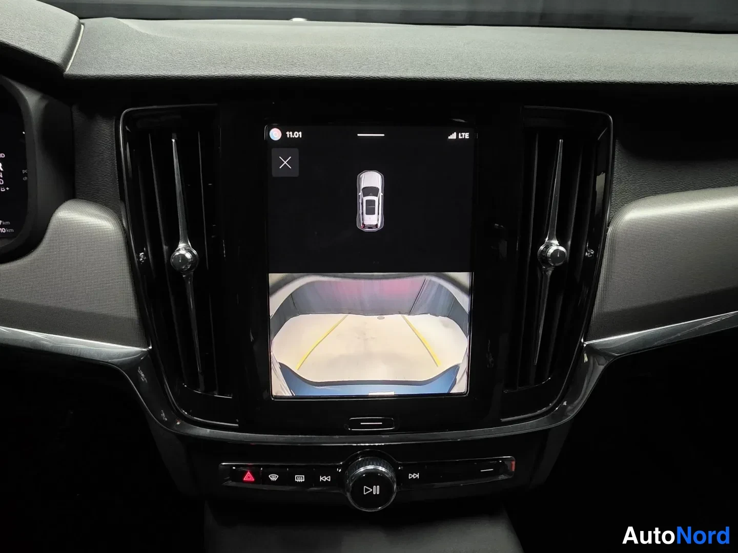 Blå Volvo V90 2025, bild 15