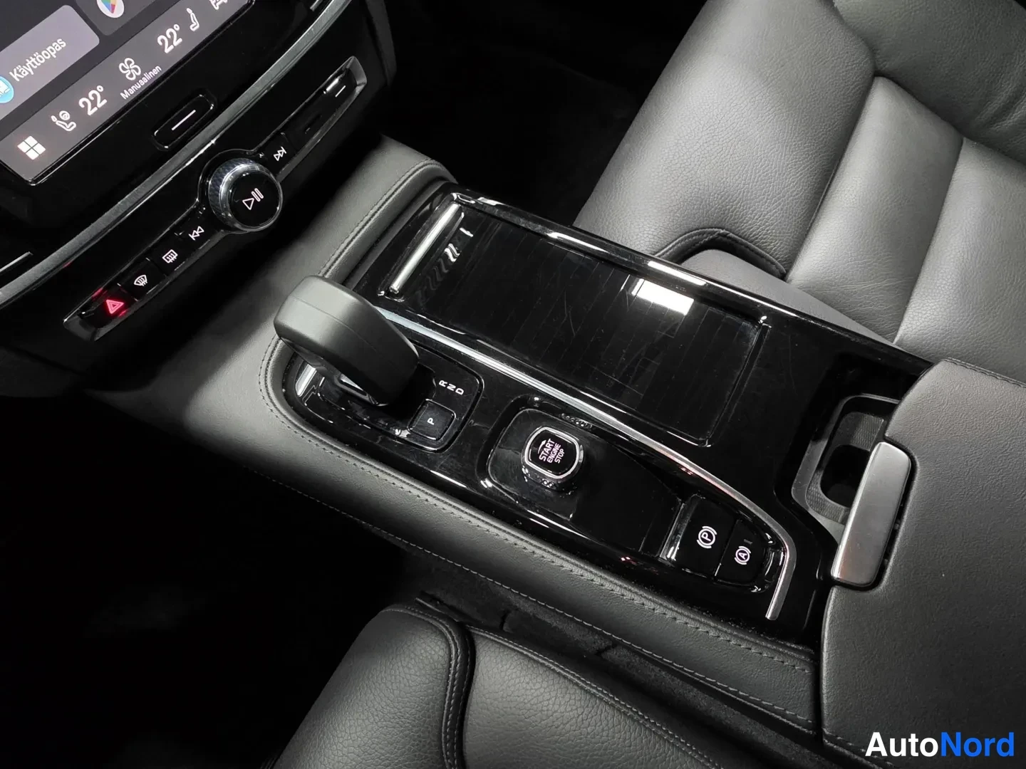 Blå Volvo V90 2025, bild 16