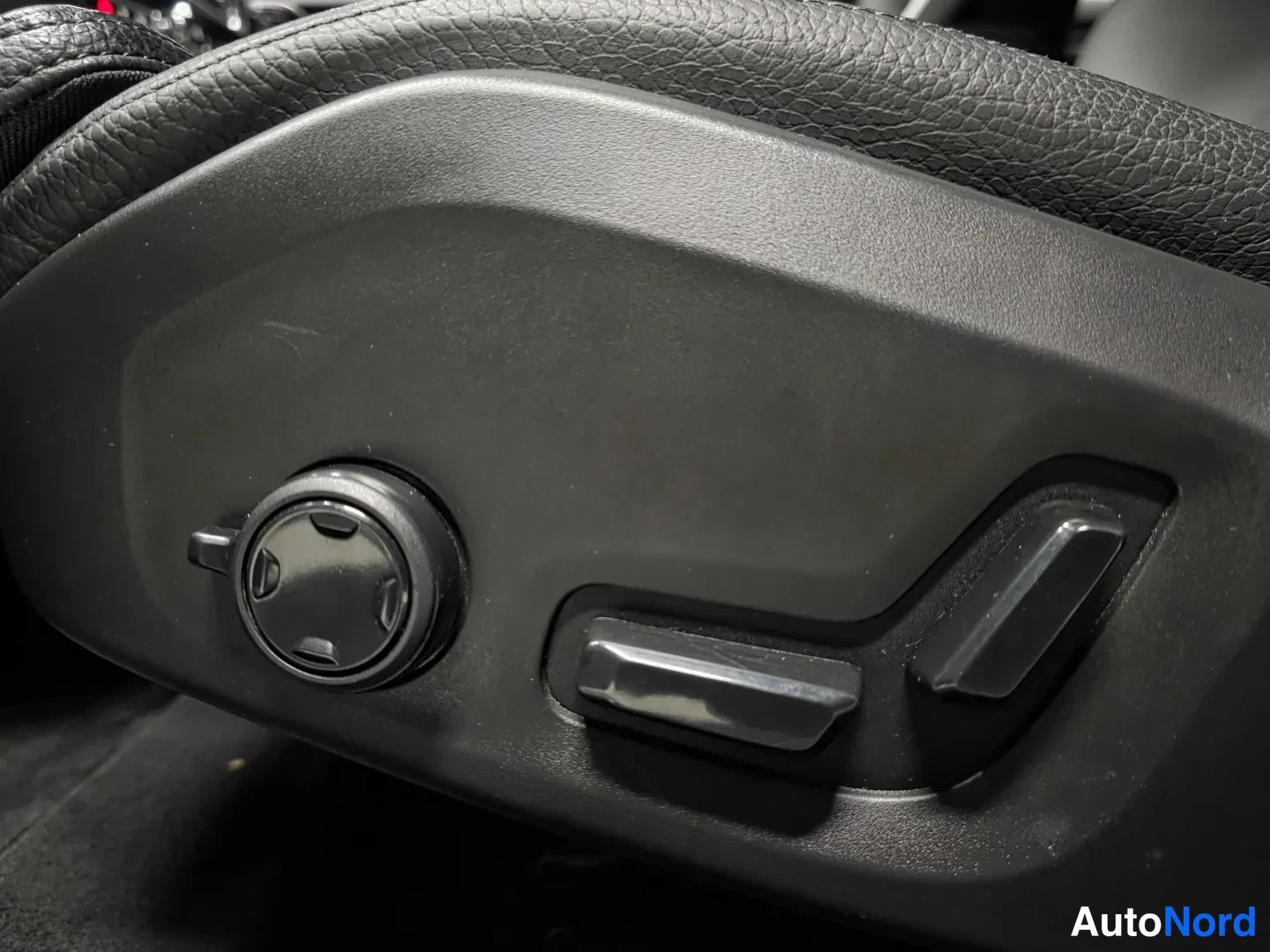 Blå Volvo V90 2025, bild 17