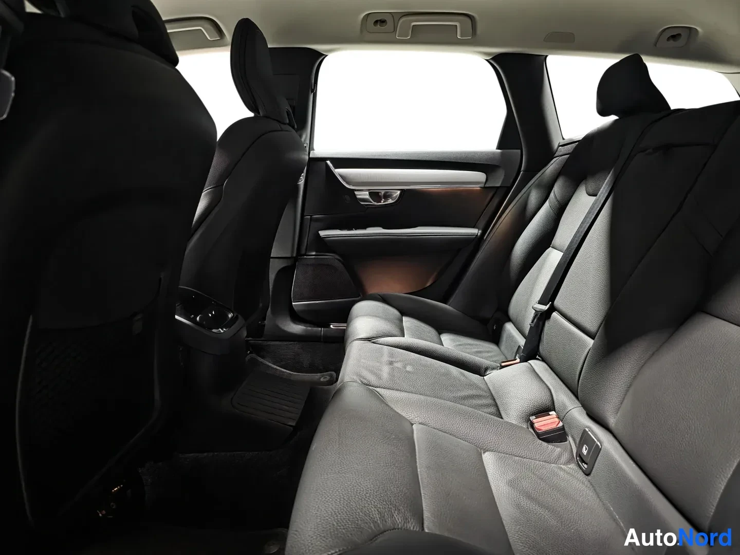 Blå Volvo V90 2025, bild 14