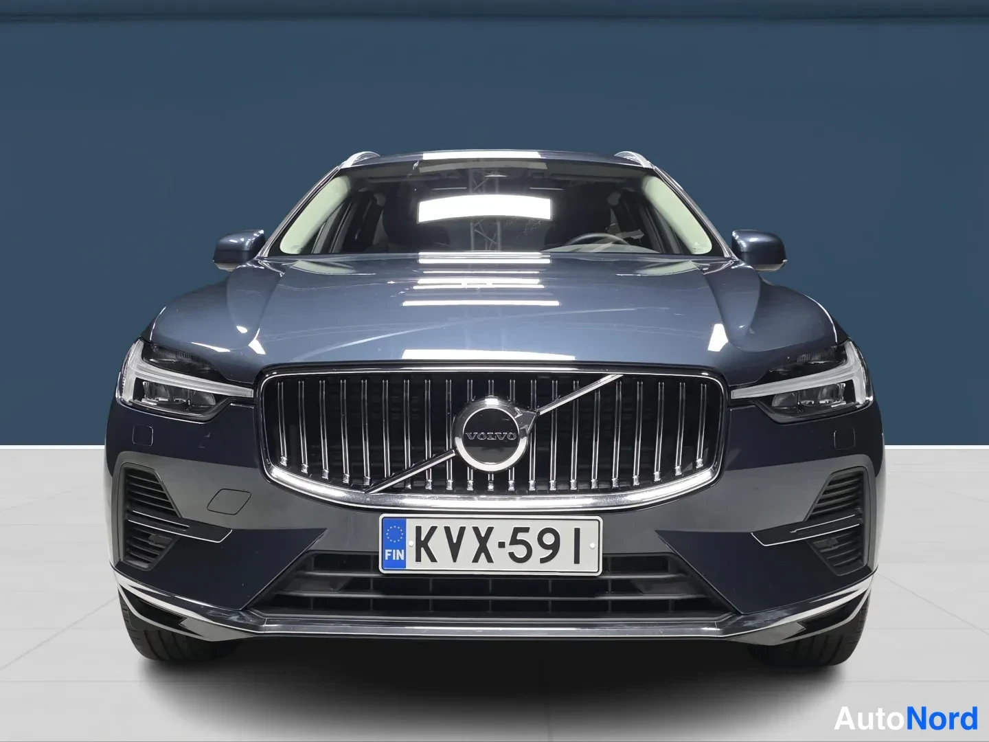 Sininen Volvo XC60 2025, edestä, kuva 3