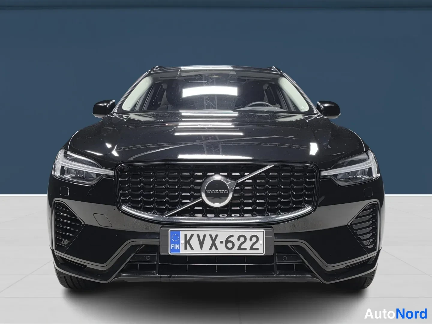 Musta Volvo XC60 2025, edestä, kuva 3