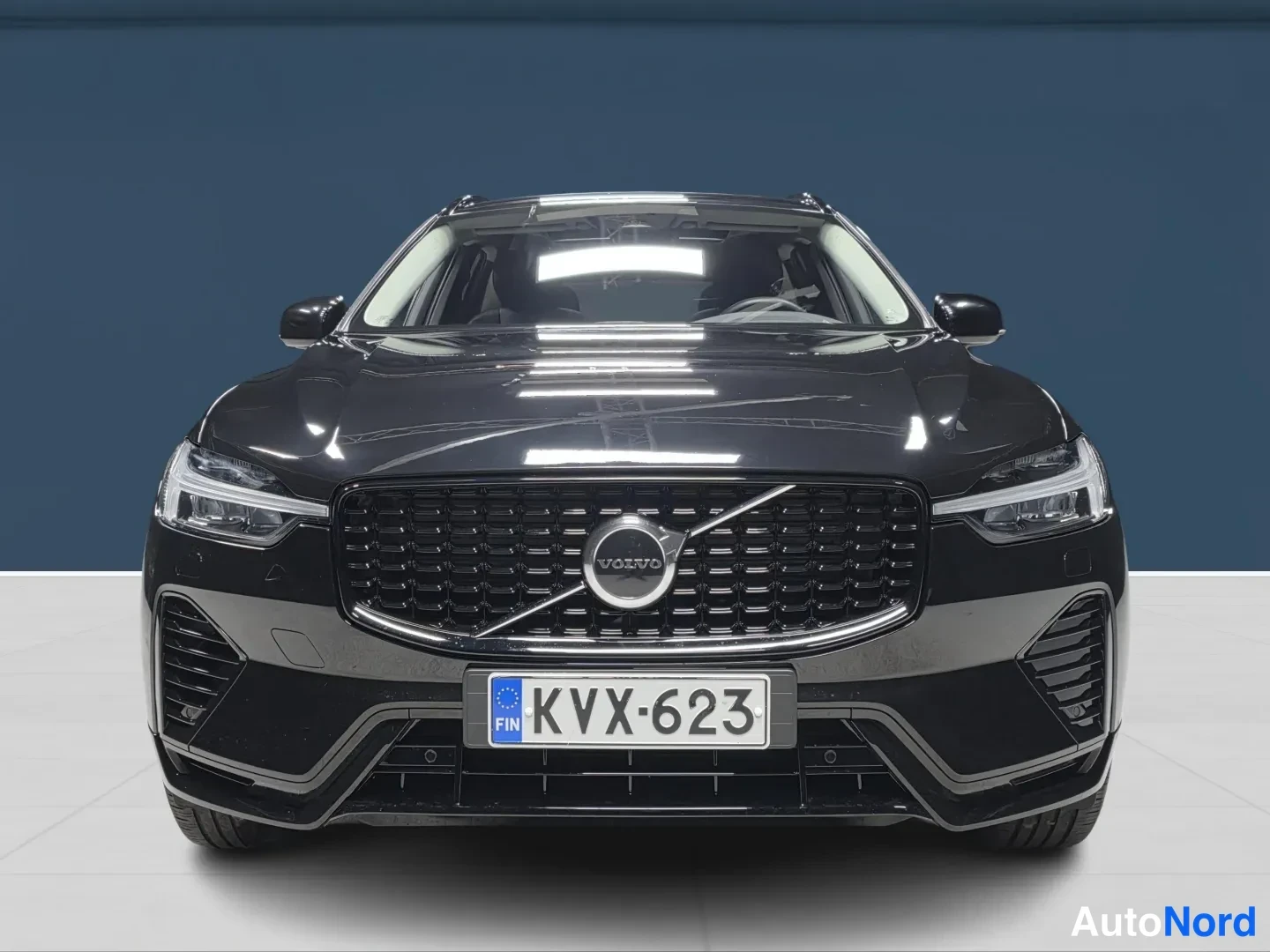 Musta Volvo XC60 2025, edestä, kuva 3