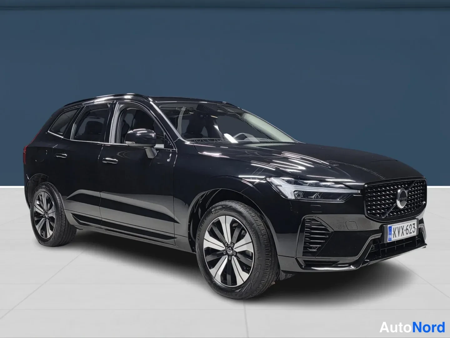 Musta Volvo XC60 2025, etuviisto, keula oikealle, kuva 2