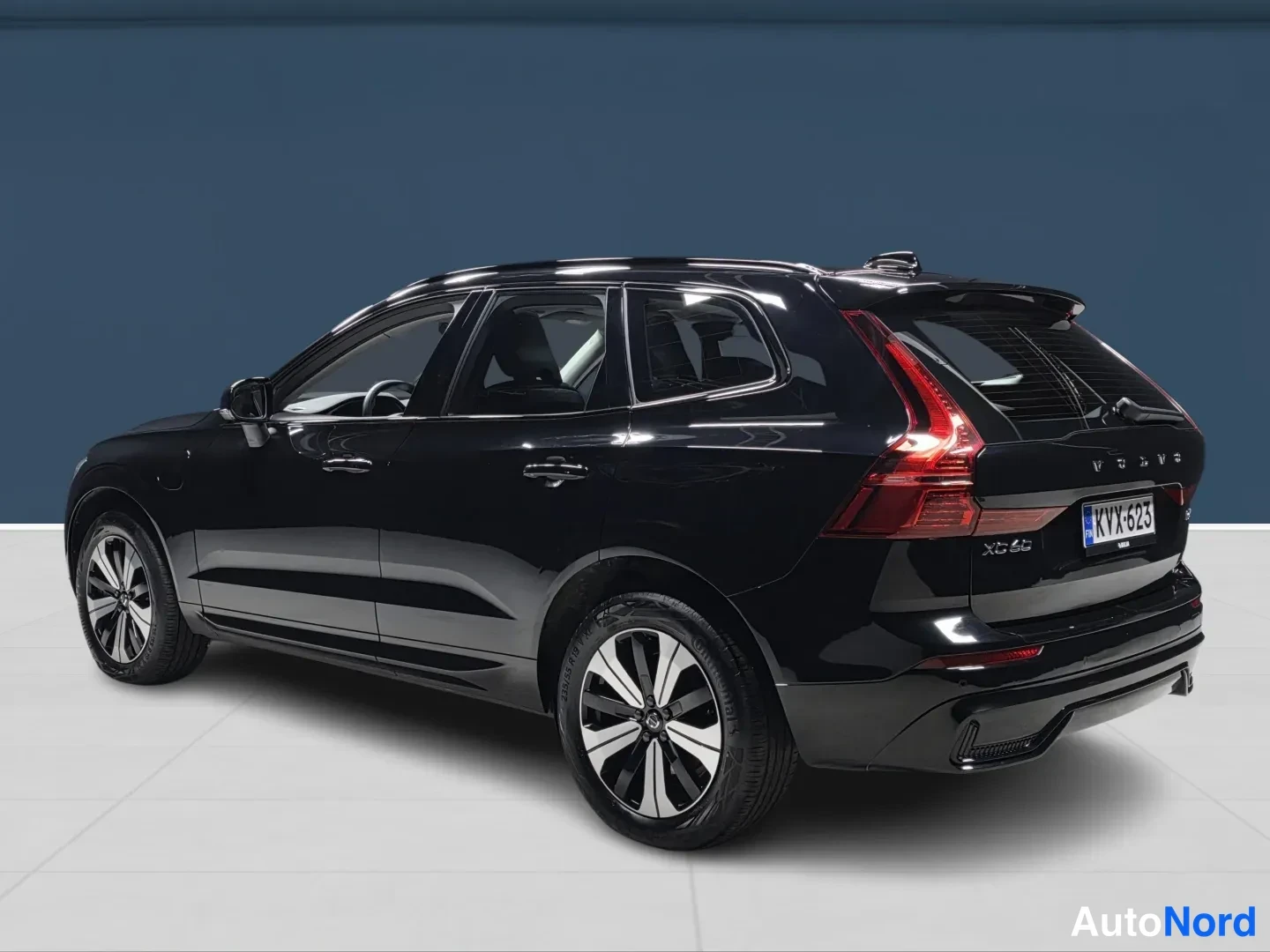 Musta Volvo XC60 2025, takaviisto, kuva 5