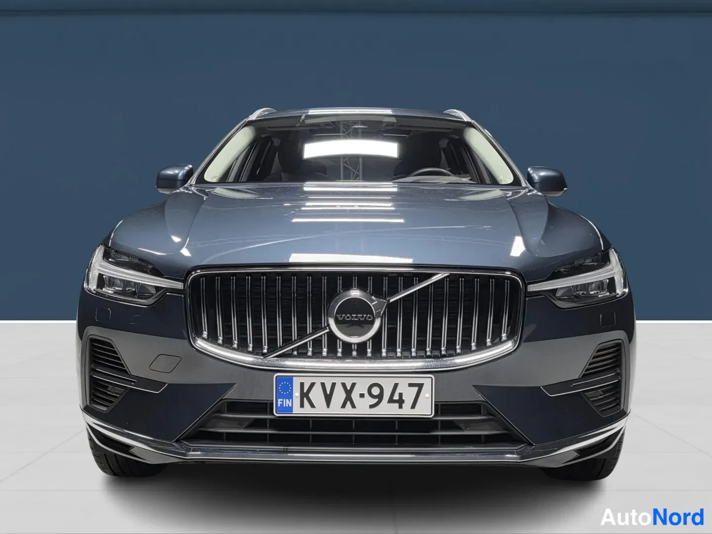 Sininen Volvo XC60 2025, edestä, kuva 3