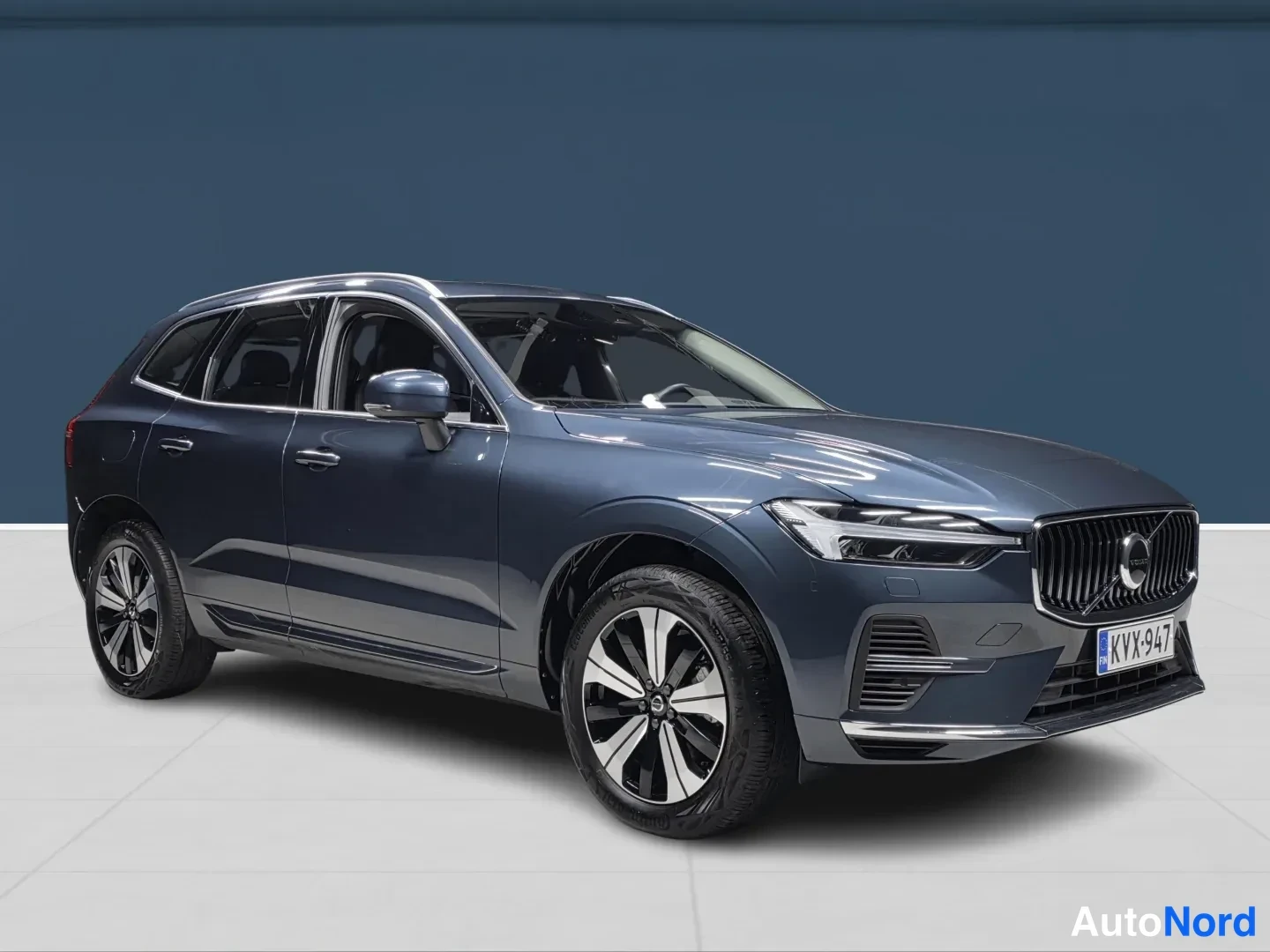 Sininen Volvo XC60 2025, etuviisto, keula oikealle, kuva 2