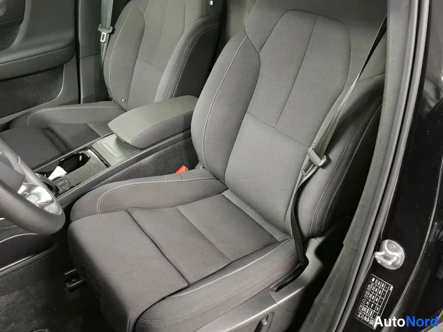 Black Volvo XC40 2024, photo 4