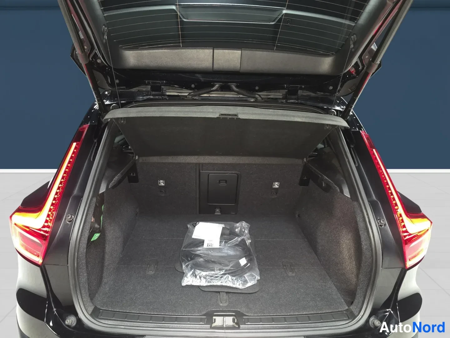 Musta Volvo XC40 2024, takaa, kuva 9