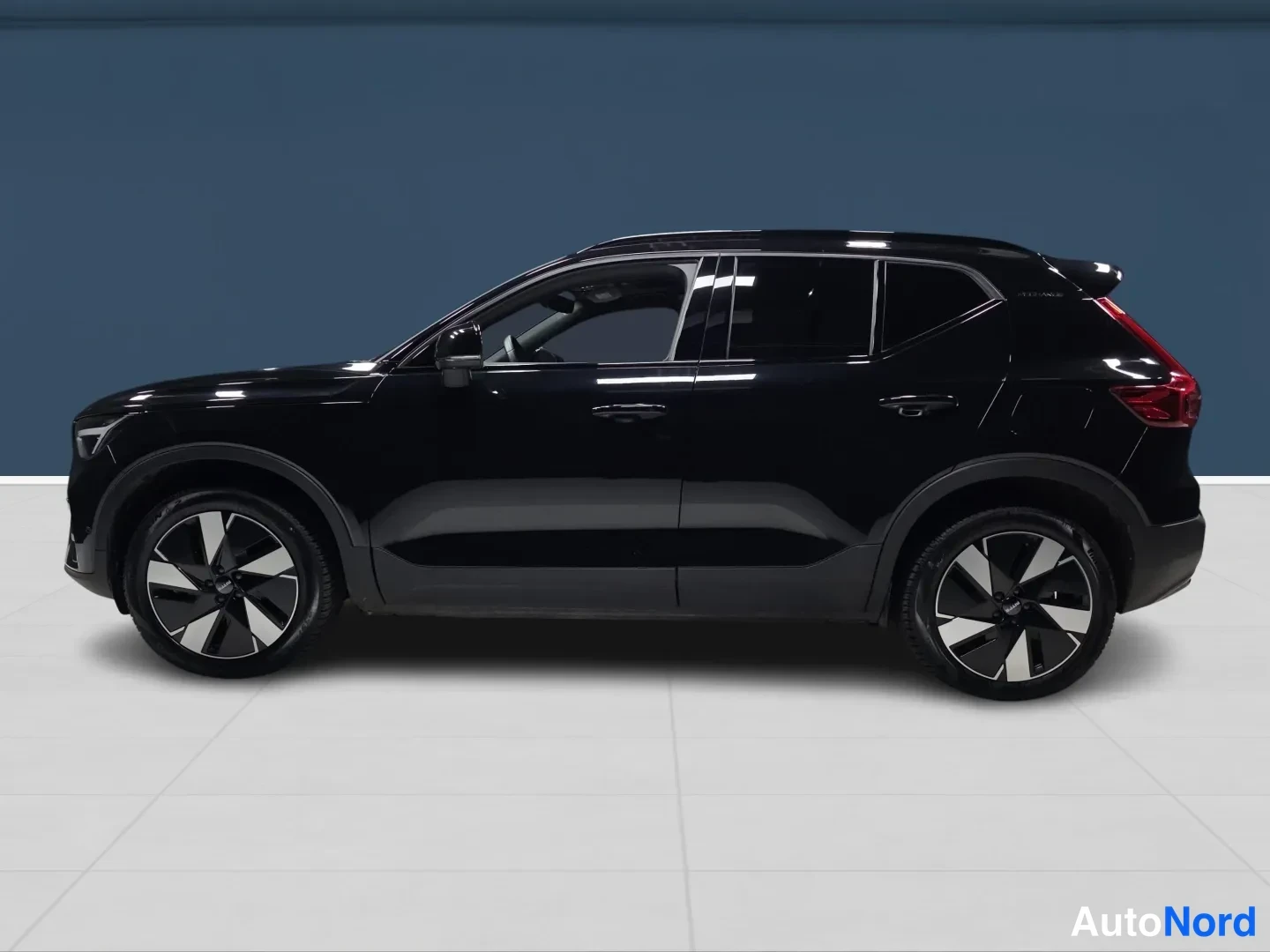 Musta Volvo XC40 2024, sivulta, kuva 5