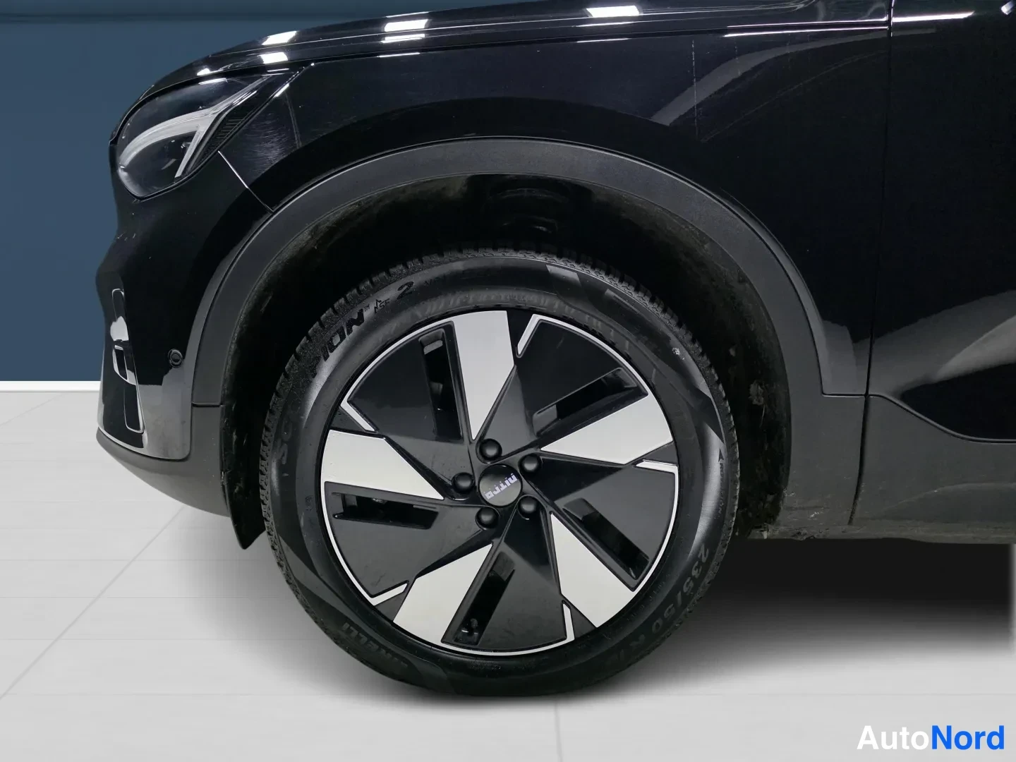 Musta Volvo XC40 2024, etuviisto, keula vasemmalle, kuva 2