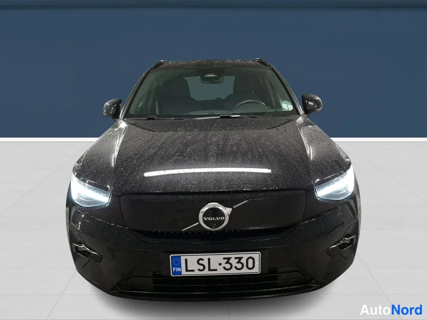 Black Volvo XC40 2024, front, photo 3